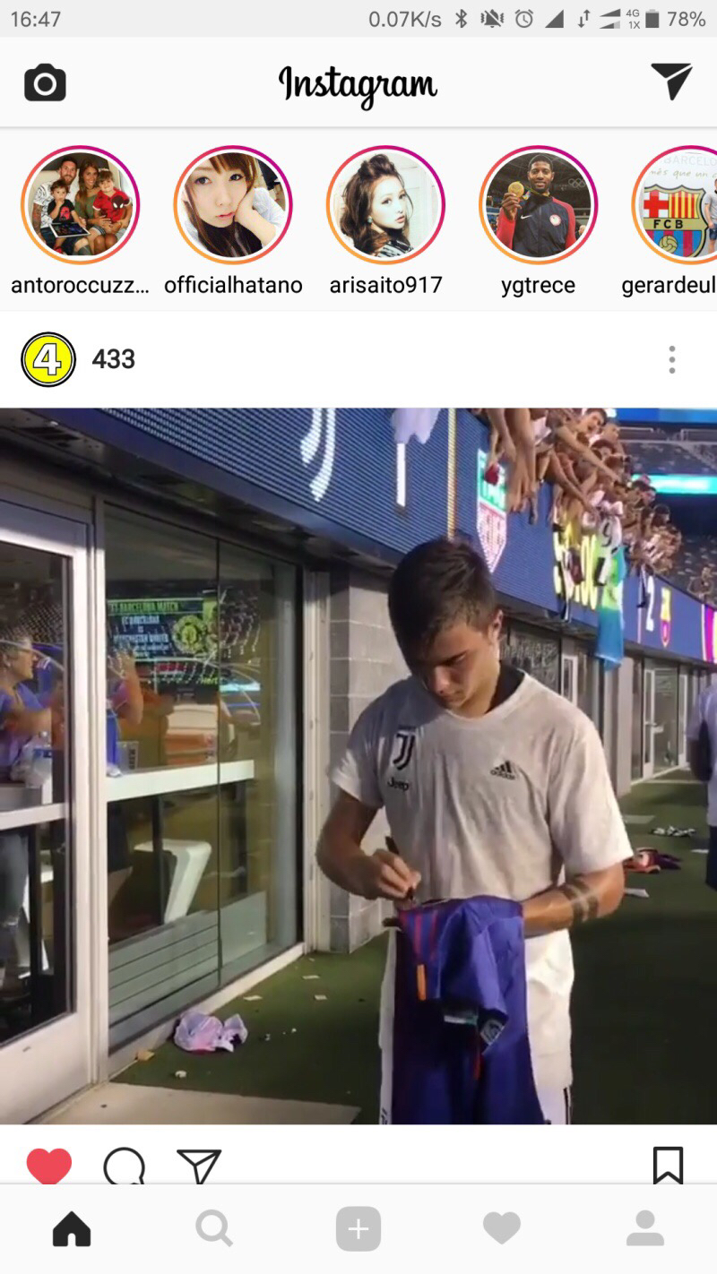 迪巴拉在巴萨球衣上签名