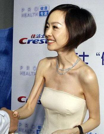 [艺术审美e-]泳装奶光的锁骨好像鲁豫啊