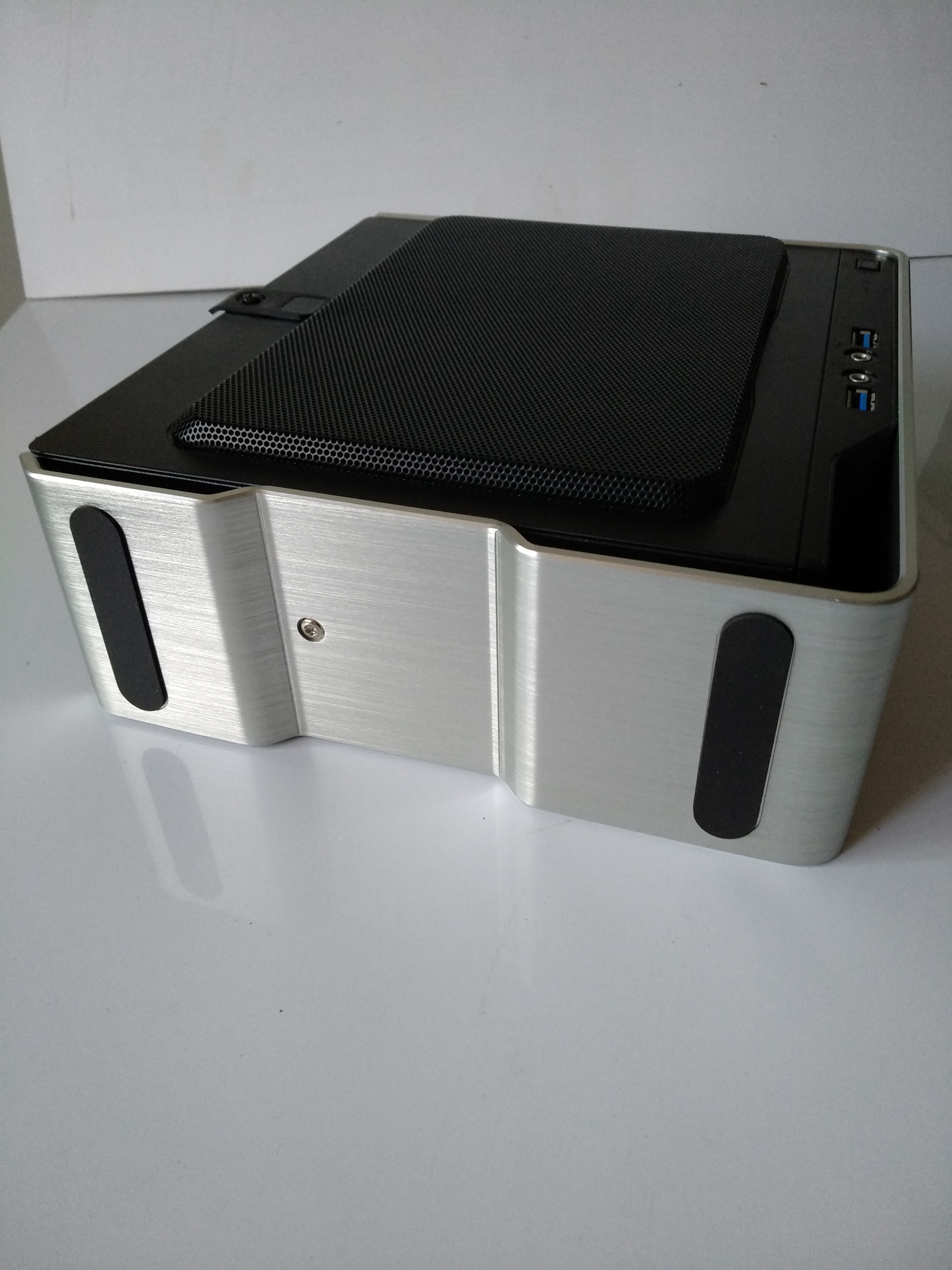 电脑硬件迎广肖邦银色itx机箱已出