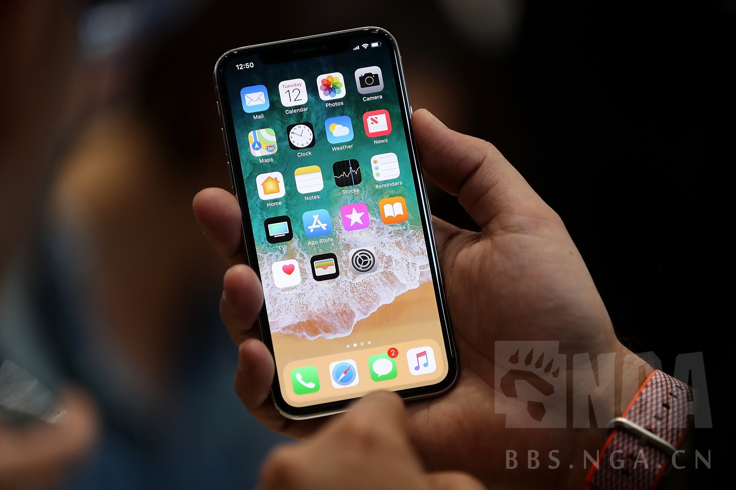 其实我觉得iphonex这个屏幕还是挺大一个进展的