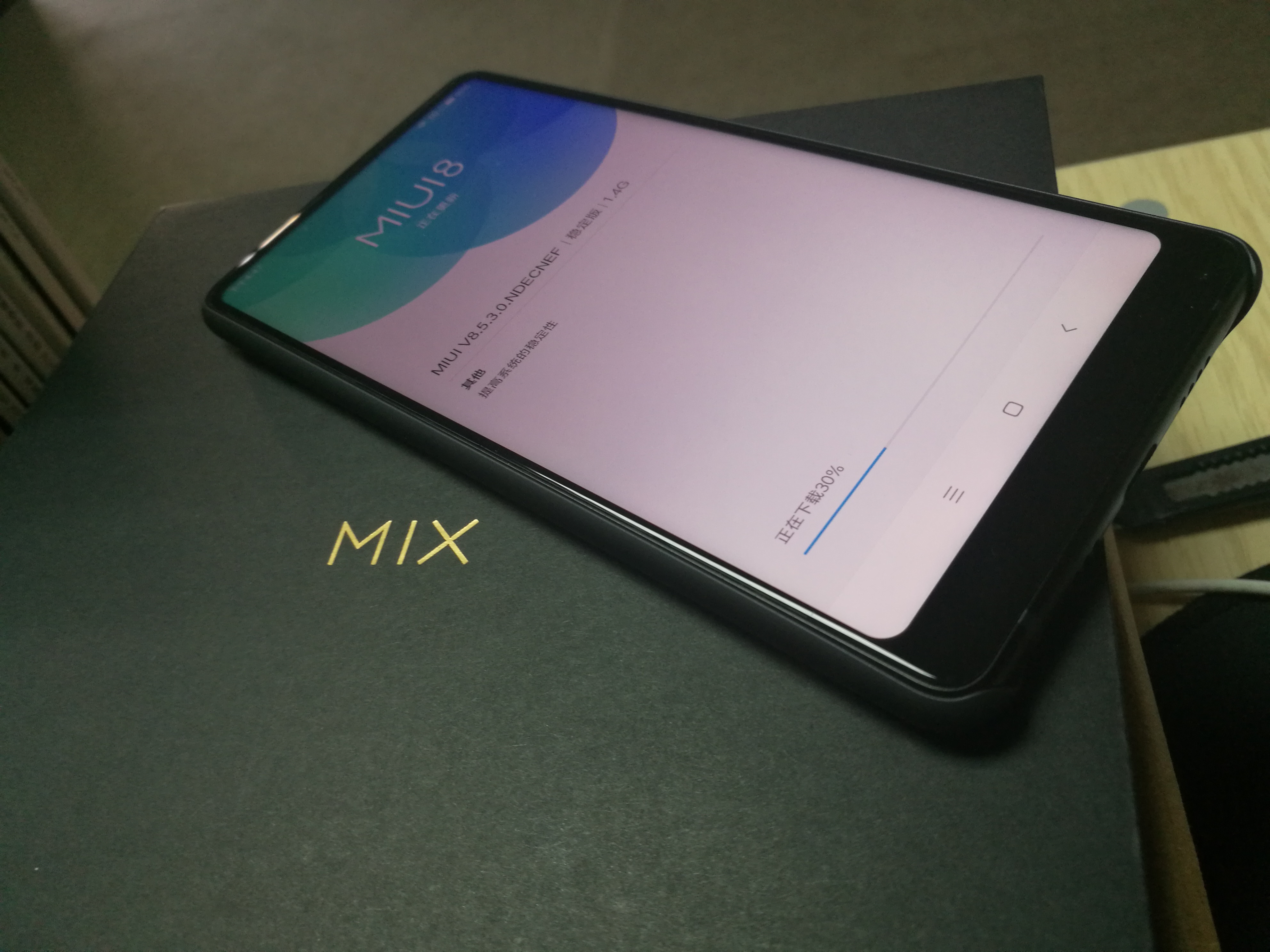 mix2到手了,底部没见黄,应该是完美屏!