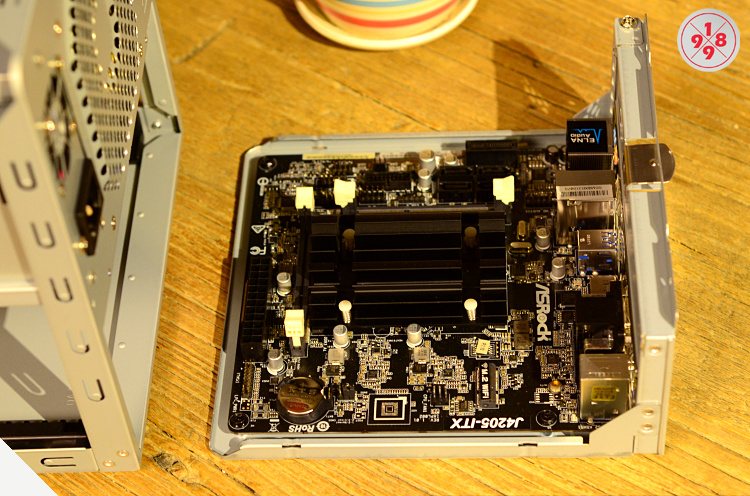 电脑硬件已出来个另类点的j4205迎广ms04金士顿8g1tb4盘位nas已出