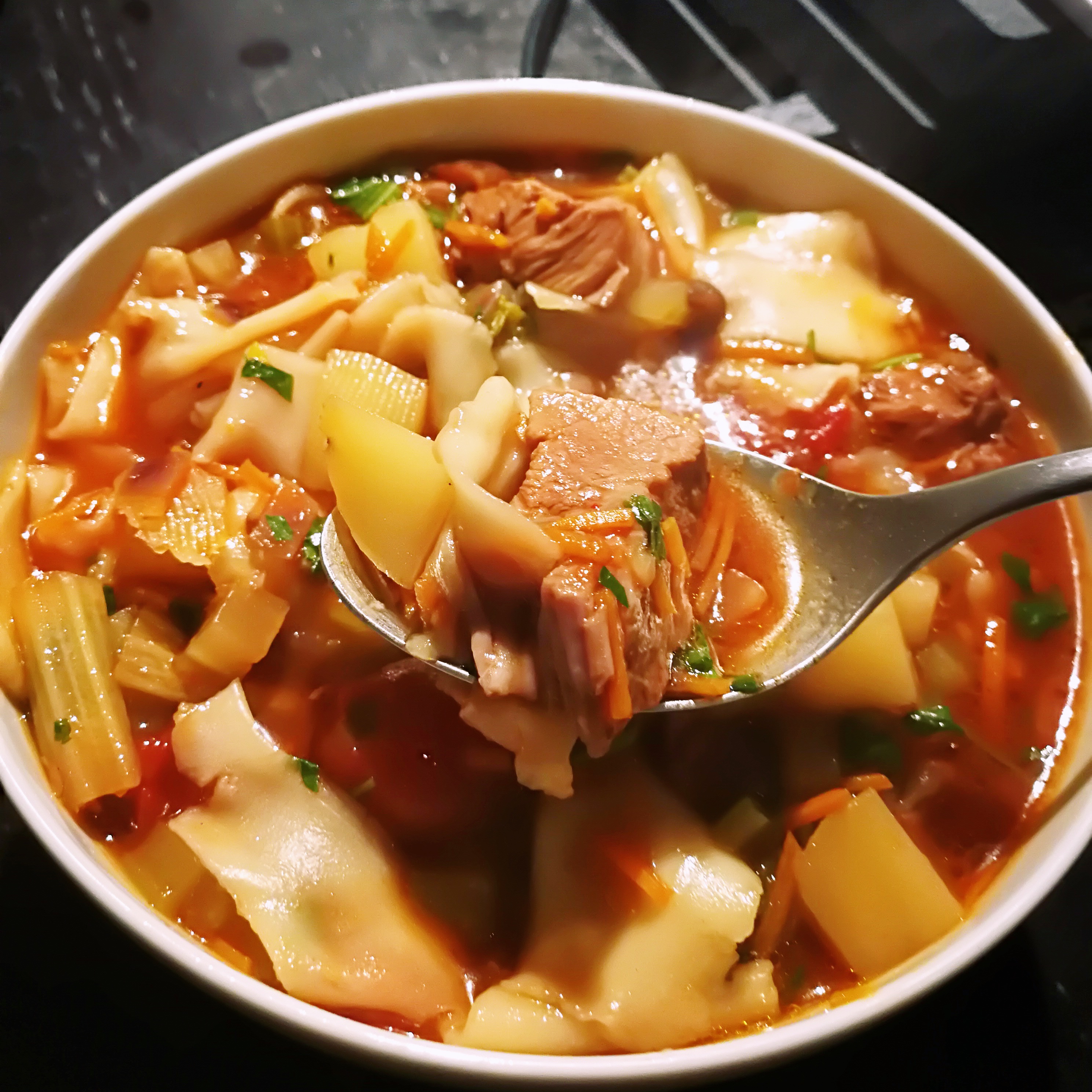 简单美食秋冬必备很有营养很暖和的牛肉蔬菜面片汤