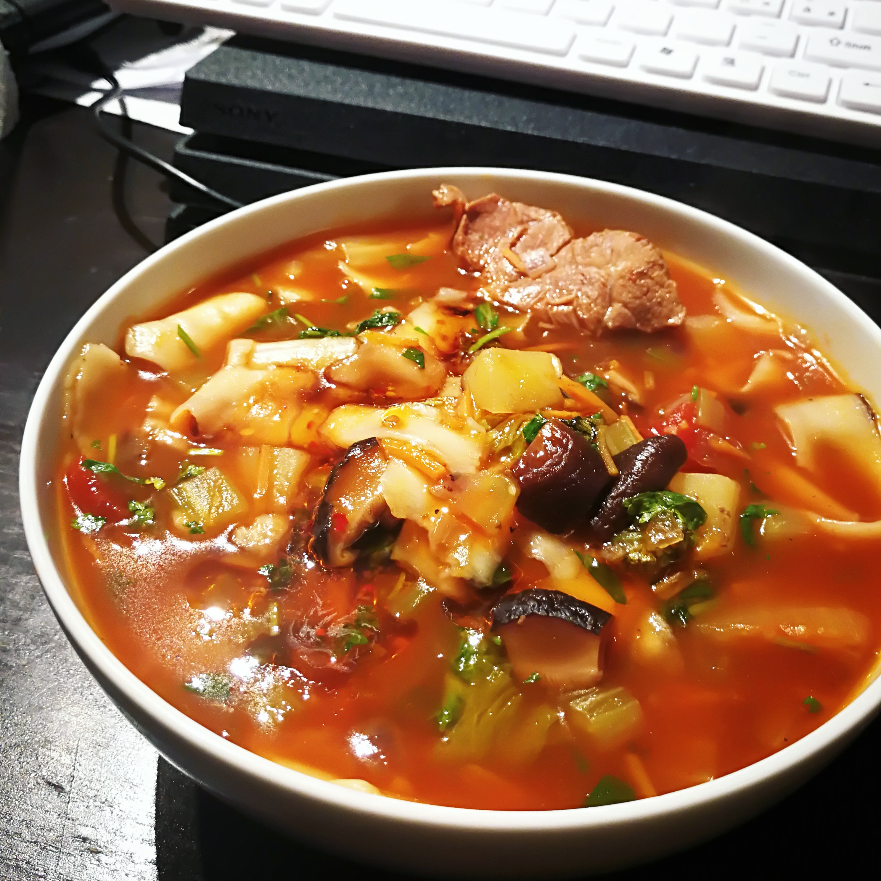 简单美食秋冬必备很有营养很暖和的牛肉蔬菜面片汤