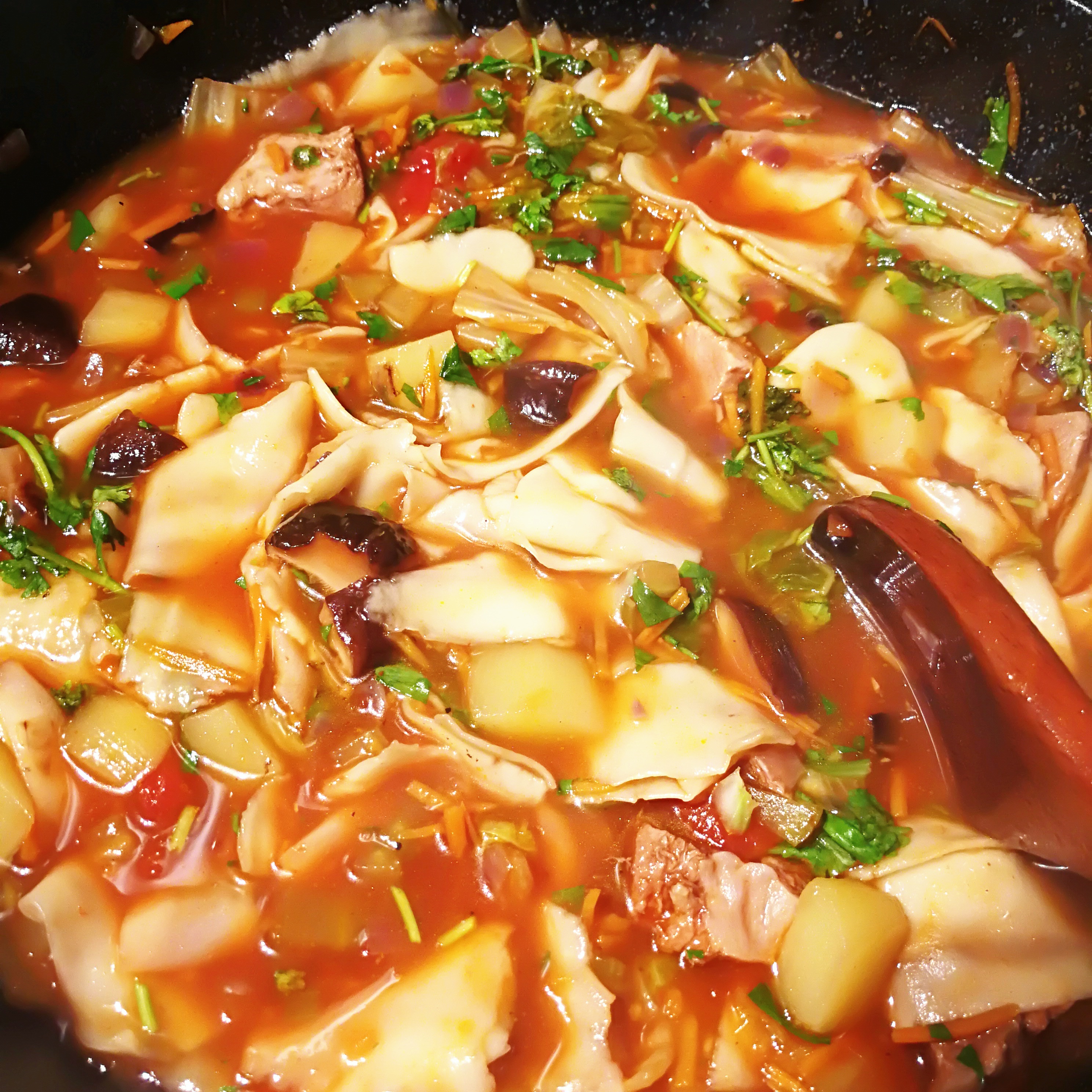 简单美食秋冬必备很有营养很暖和的牛肉蔬菜面片汤