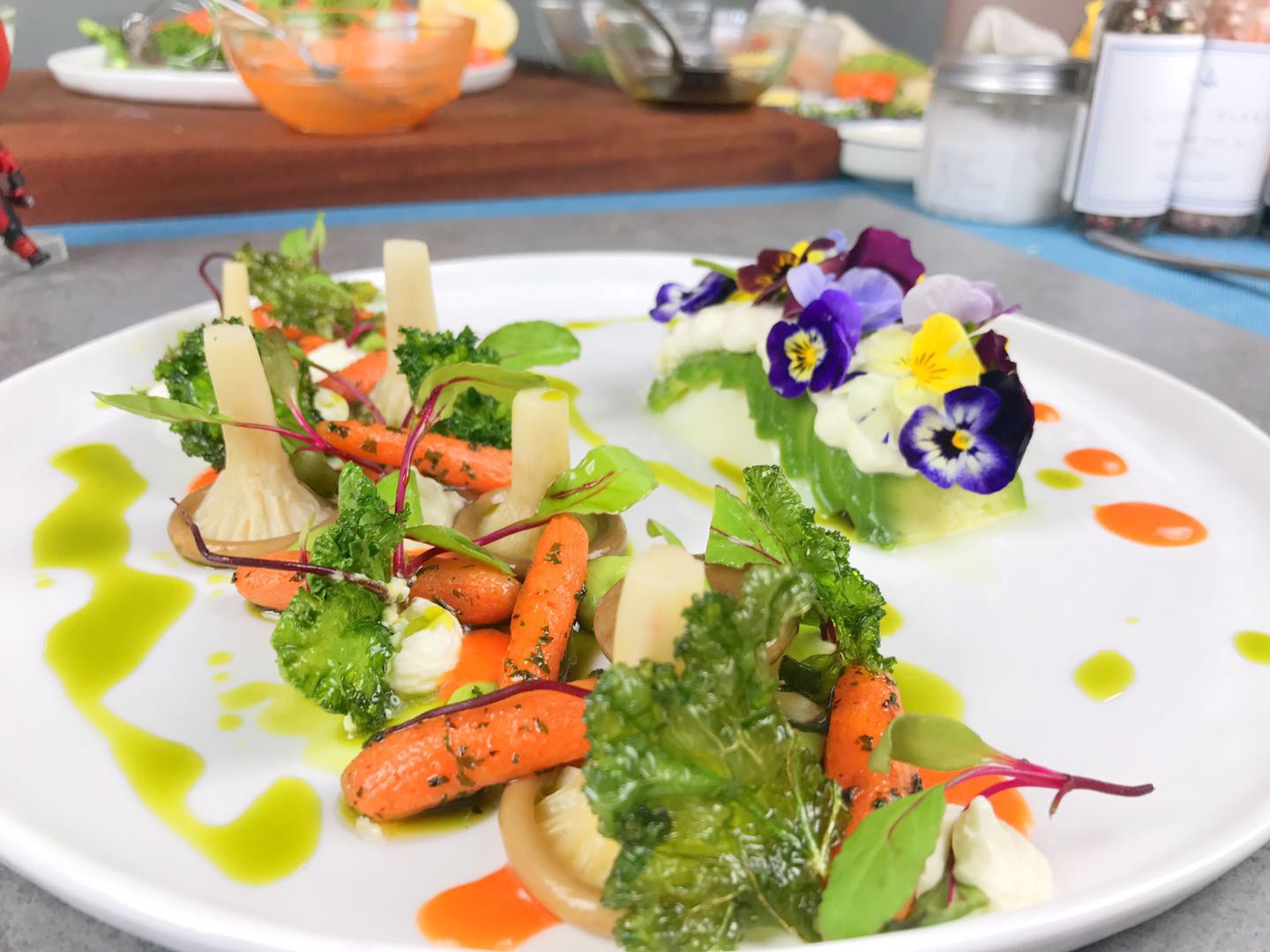 西餐素食头盘温泉蛋配猪肚菇低温小胡萝卜多图