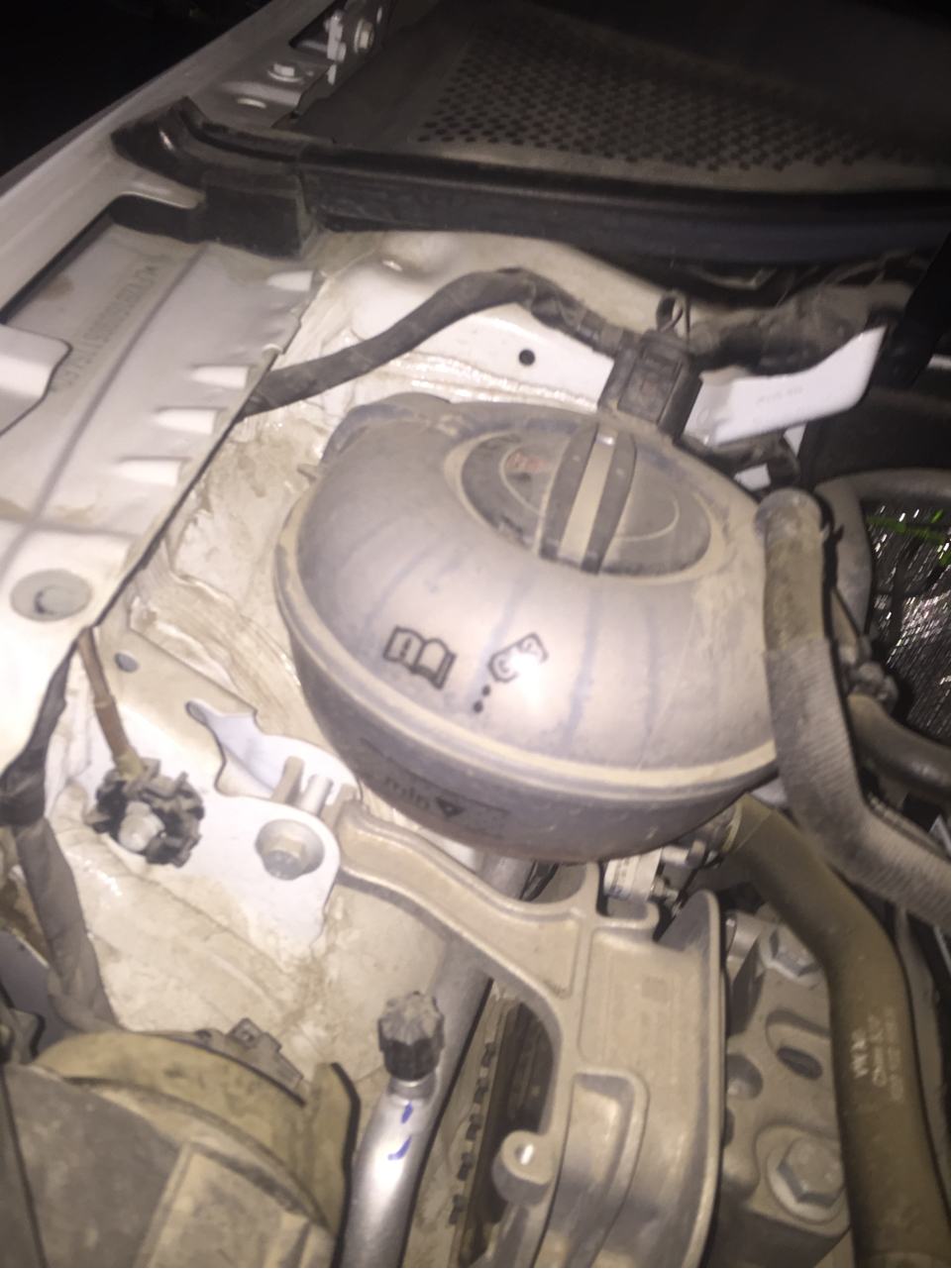 问下老哥们发动机舱里这两个液体
