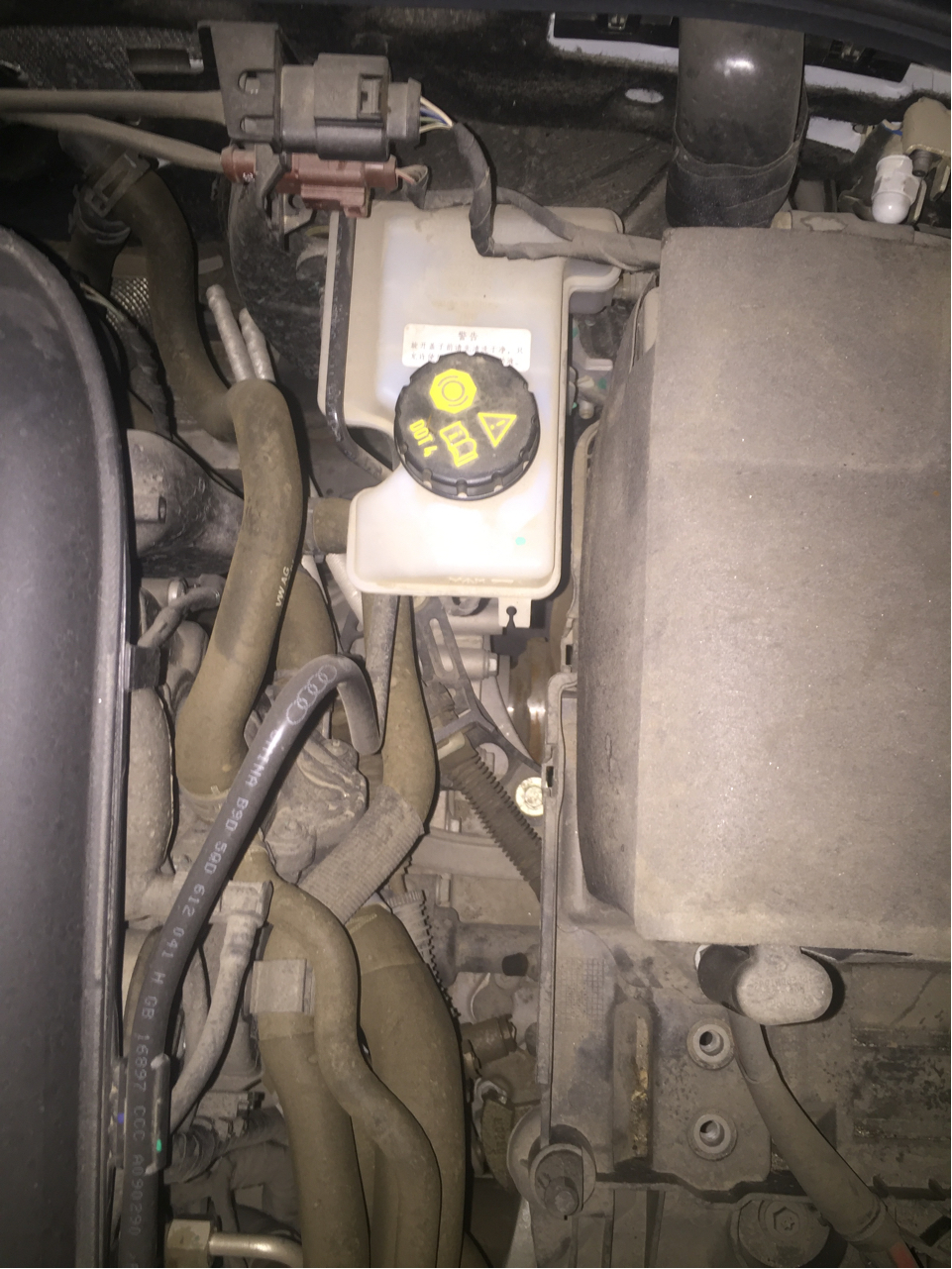 问下老哥们发动机舱里这两个液体