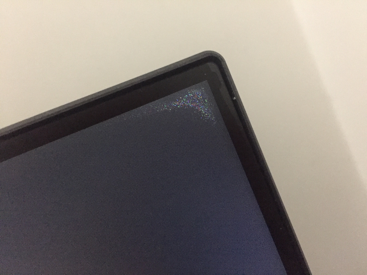 显示器四角出现这种斑点,老铁们帮忙看看怎么回事?