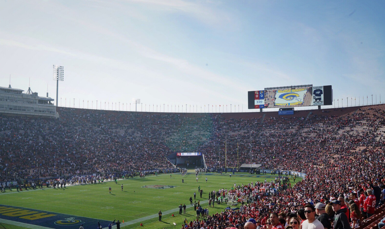 nfl洛杉矶公羊在主场洛杉矶纪念体育馆与洛杉矶角斗士进行owl