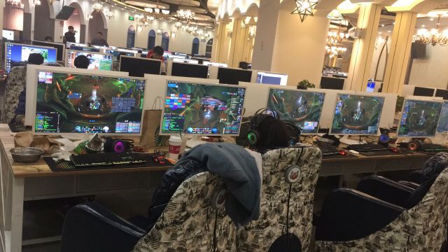 嗯每周四的h基本都是线下聚会,经常在网吧遇到单独的玩魔兽世界的人