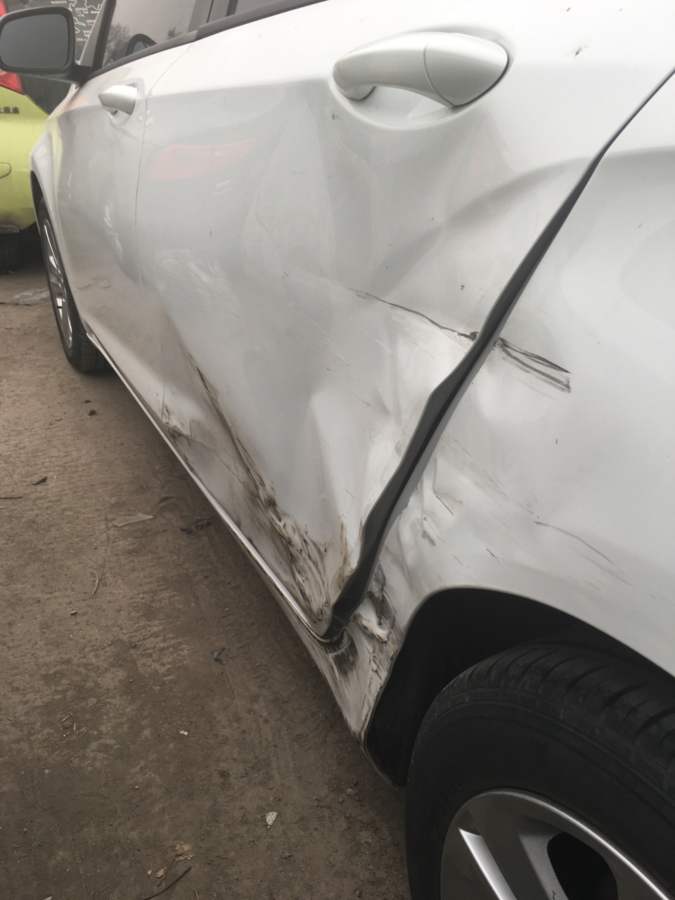 问题求解前天被撞这车门是换还是钣金啊