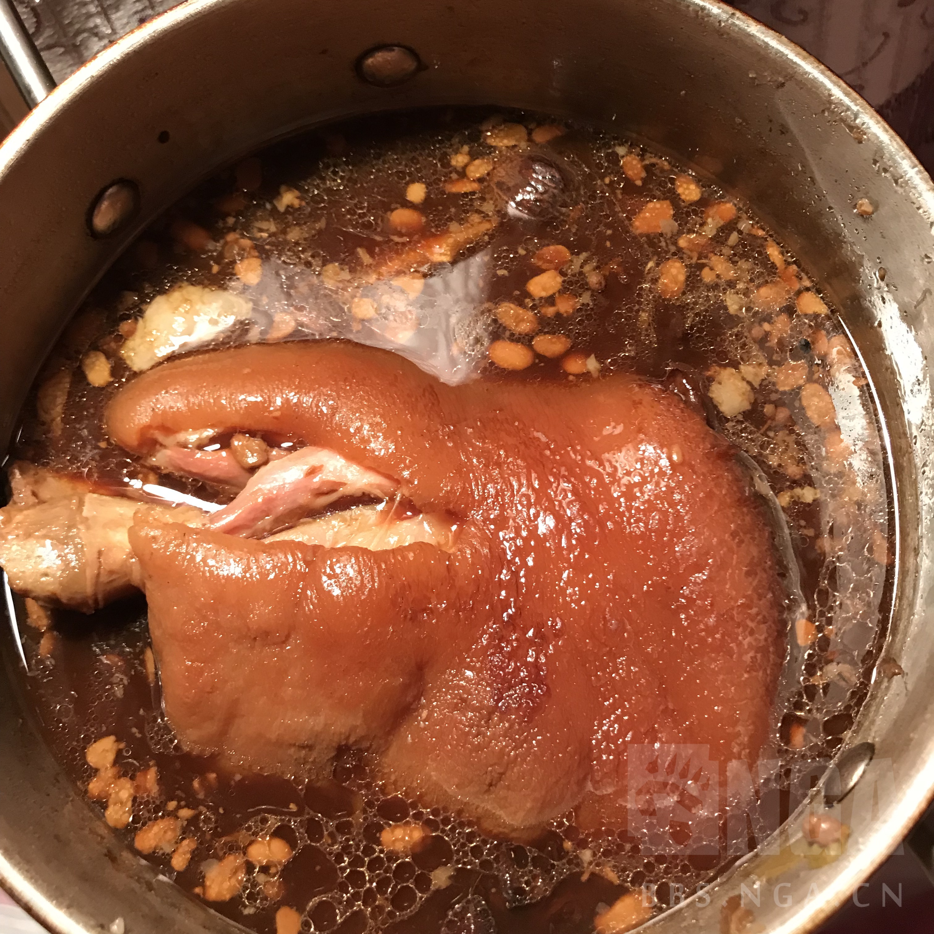 又到了发帖的时间啦一这个肘子我炖了一晚上刚出锅这个成色如何