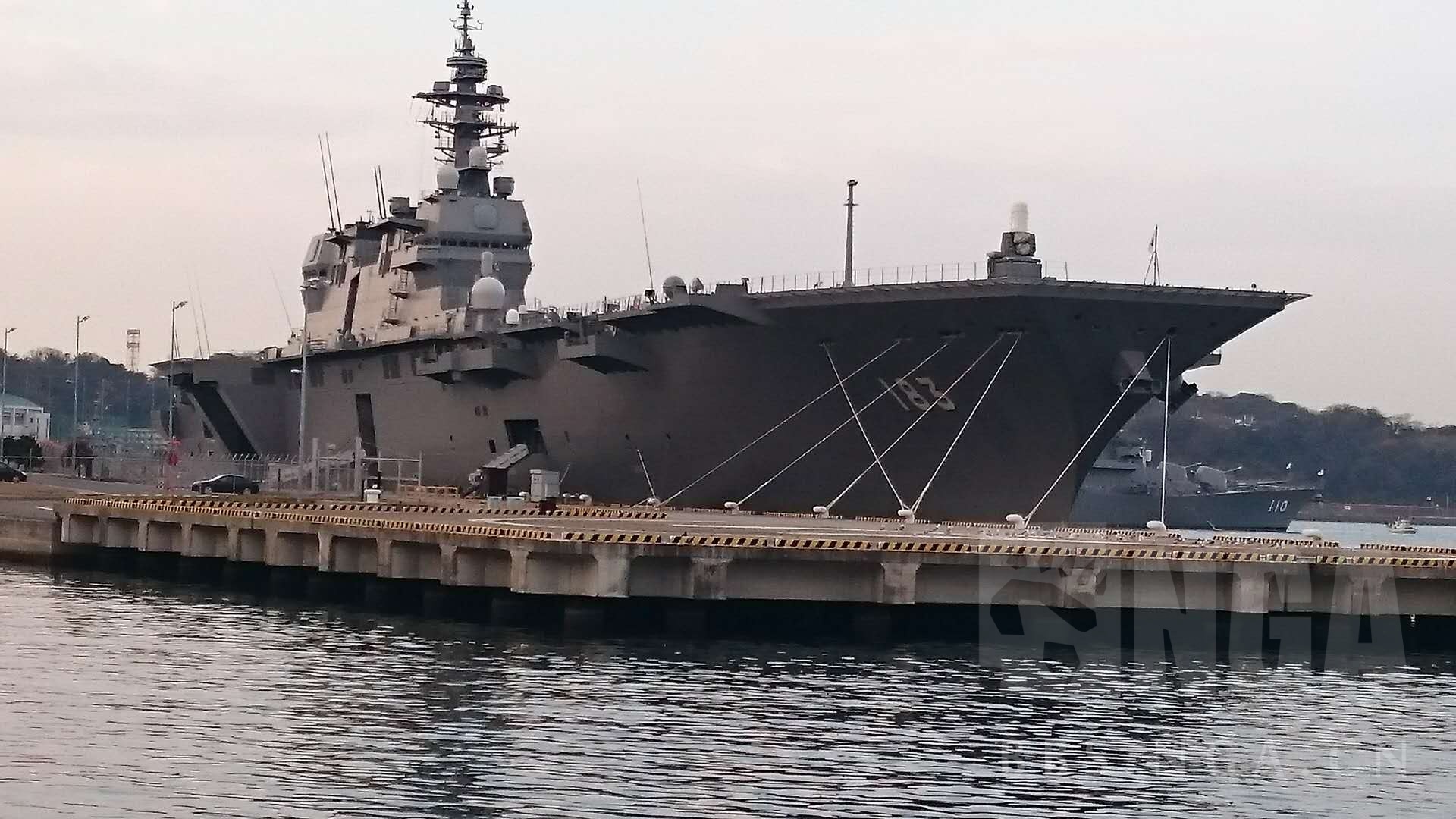 老喵的佐世保快报,日向级直升机空母伊势 军港内部