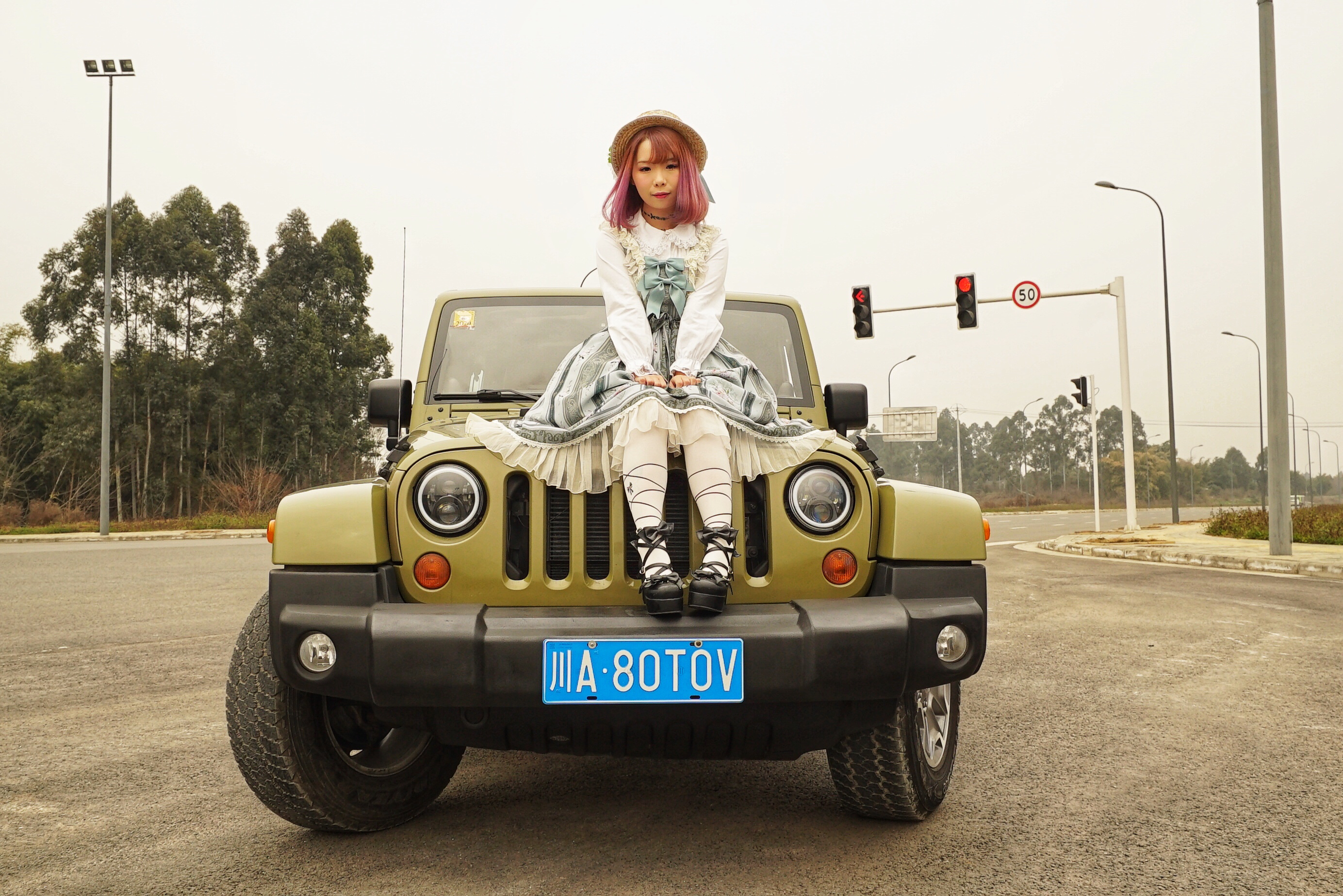 甜妹子当车模jeep牧马人撒哈拉