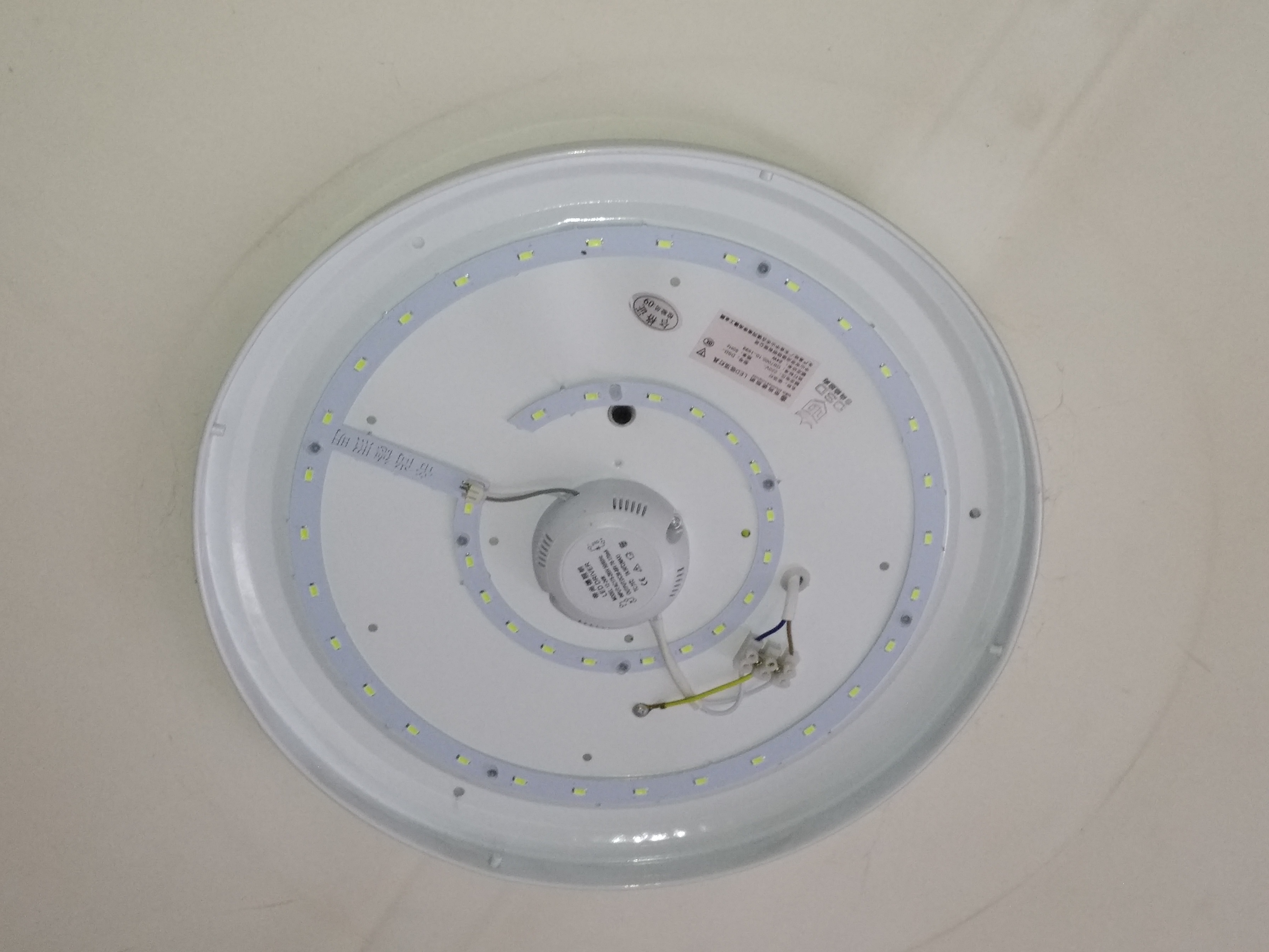 卧室里的顶灯突然不亮了我爬上去把灯罩拆下来然后傻眼了这可怎么办另