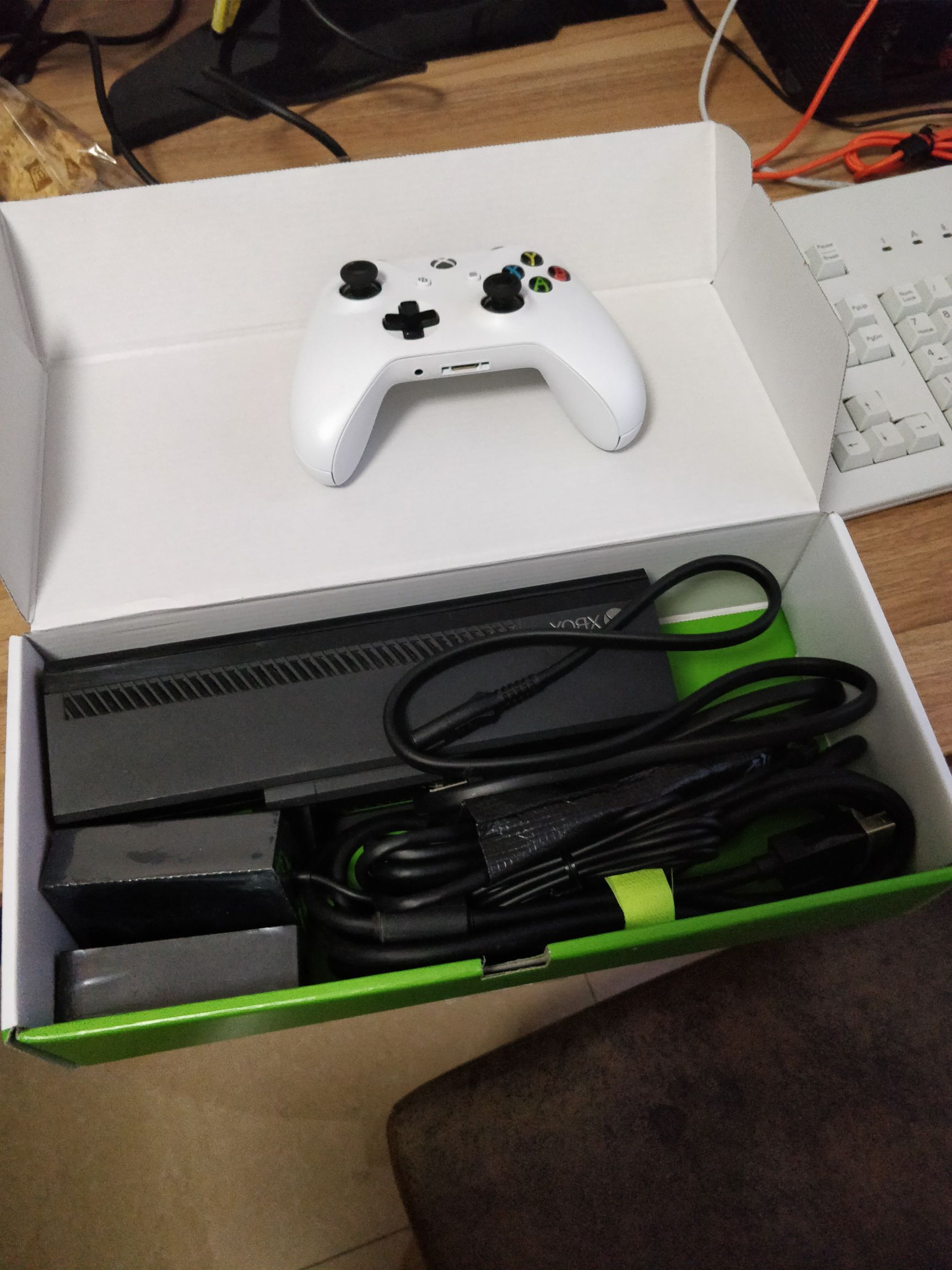 [主机xboxones]出售充新xboxones1t带奶(已出)