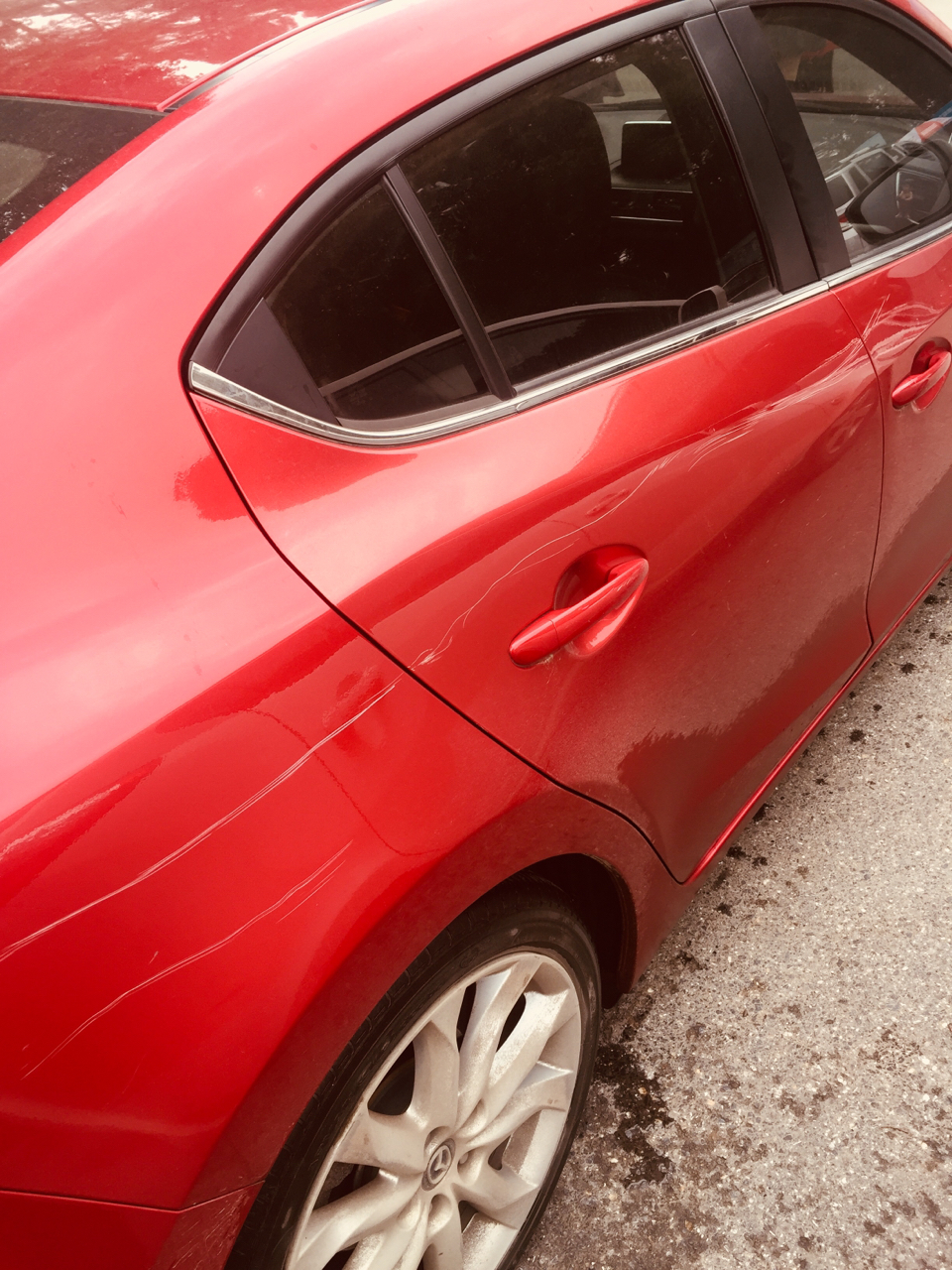 车在车位被恶意划伤,右侧整面有划痕.