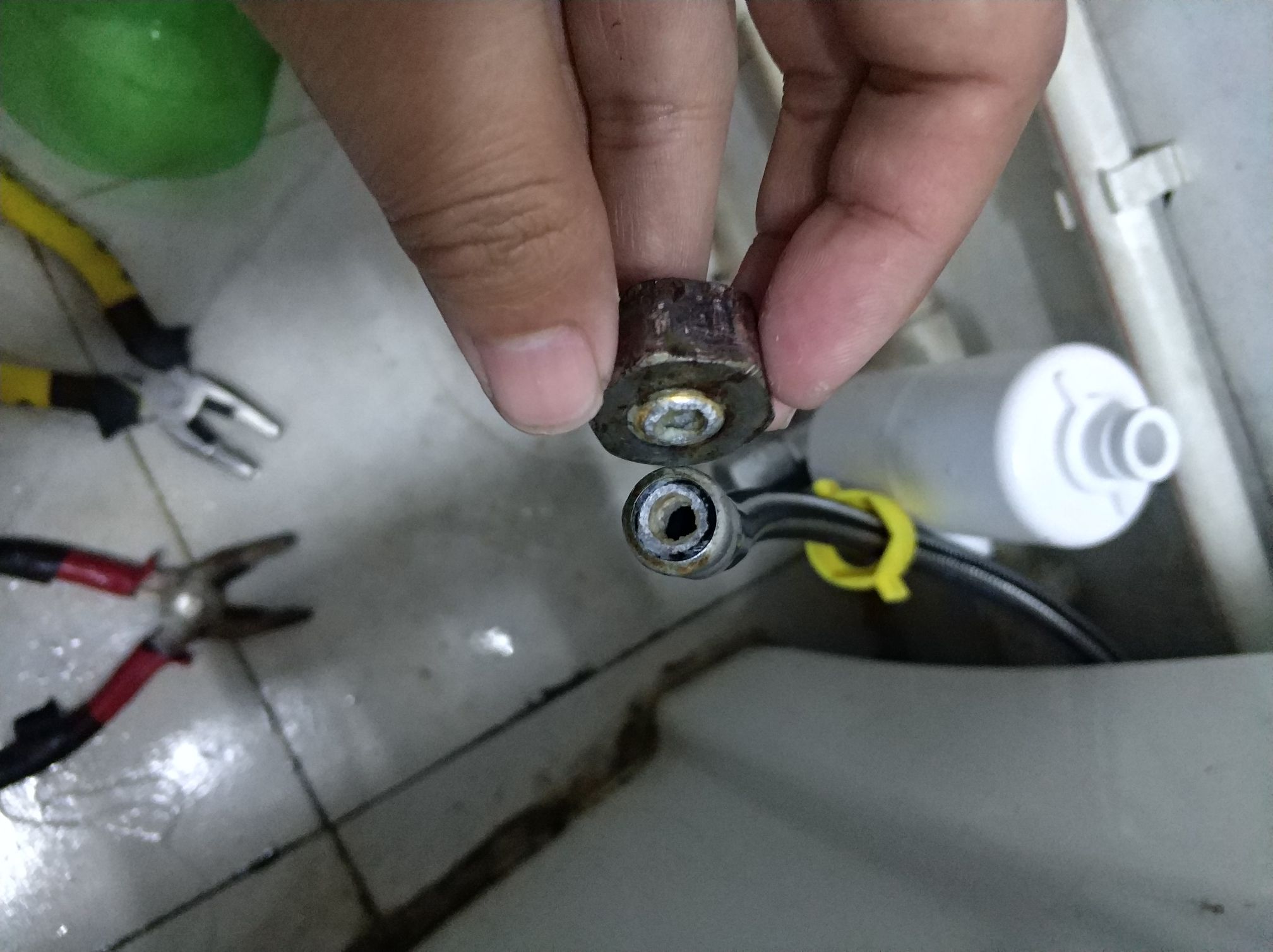 马桶盖怎么安装系列十万火急我把进水管道的螺丝头弄断了