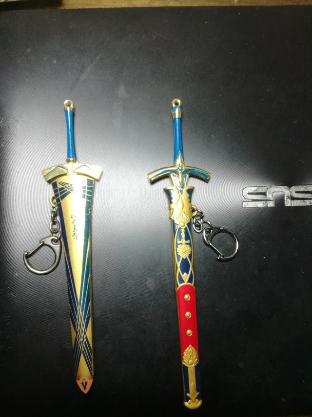 左边断钢剑,阿瓦隆,右边石中剑,没卯月的装饰剑鞘         兄弟,哪买