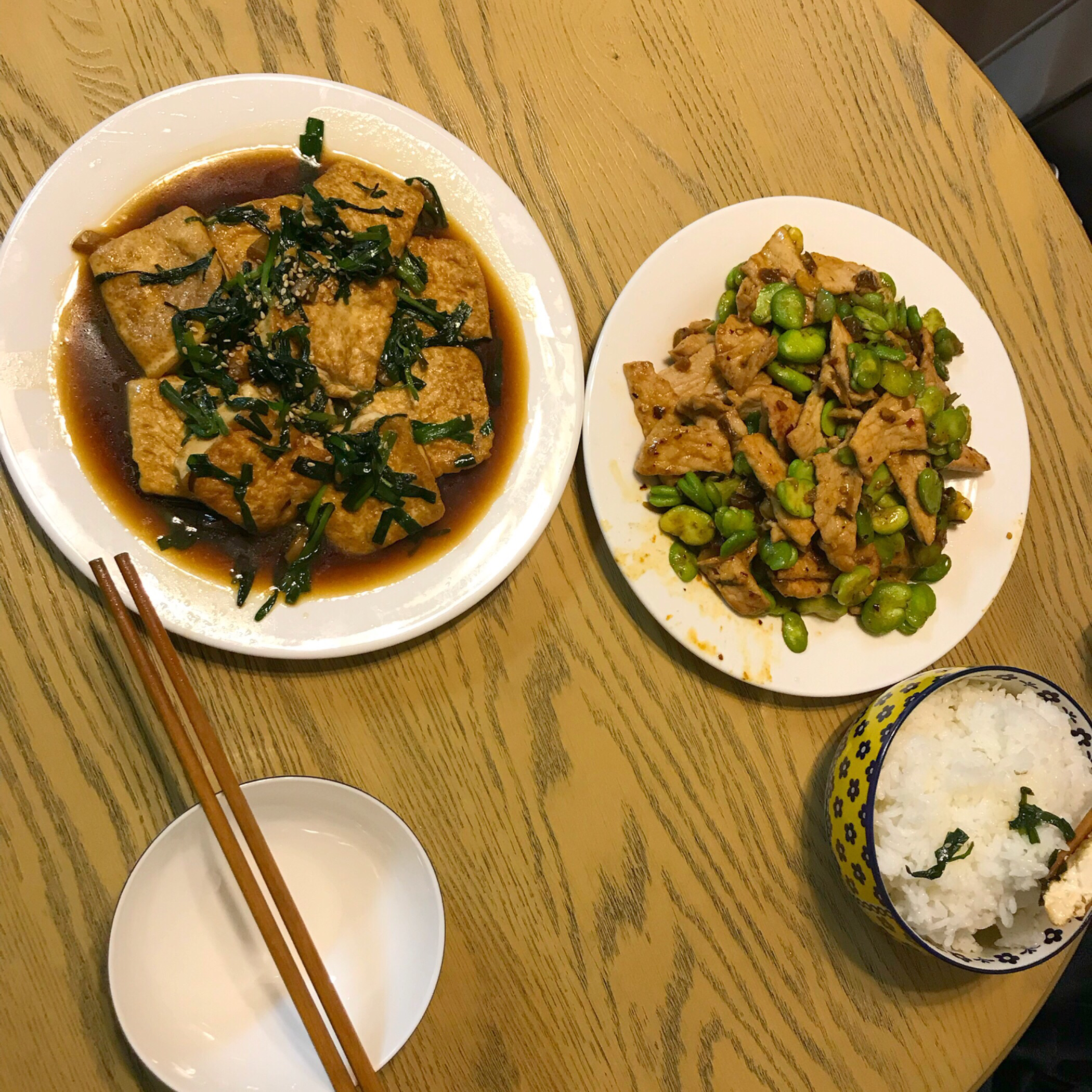 两个家常小菜红烧韭菜豆腐蚕豆炒肉