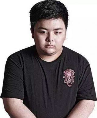 四](2018-04-02 12:09)  你说那些臭鱼烂虾丑就算了,黑我卡子哥的颜?