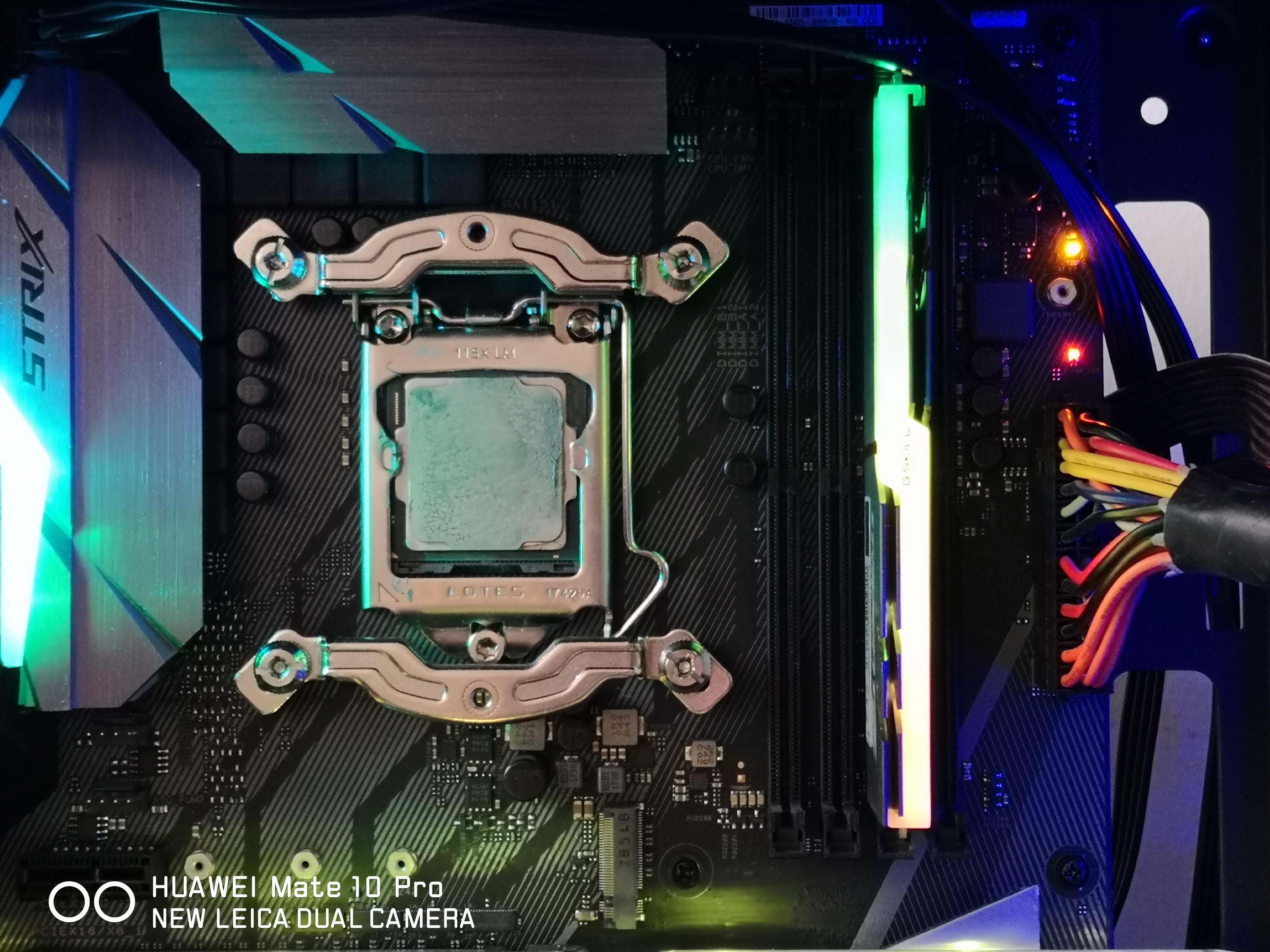 华硕z370主板内存检测灯常亮开不了机