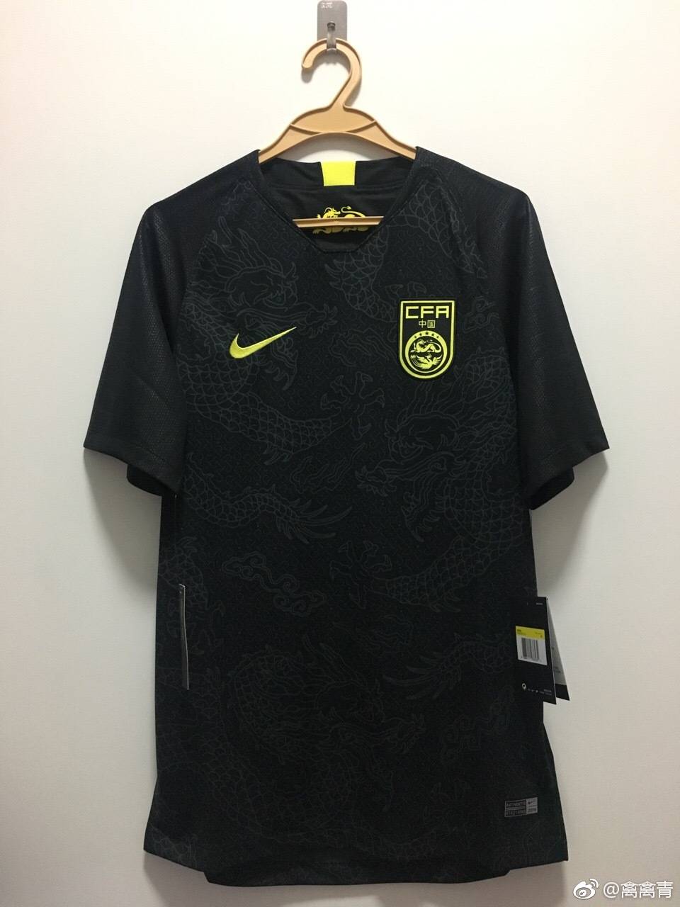 稳了国足客场球衣确实为黑色龙纹