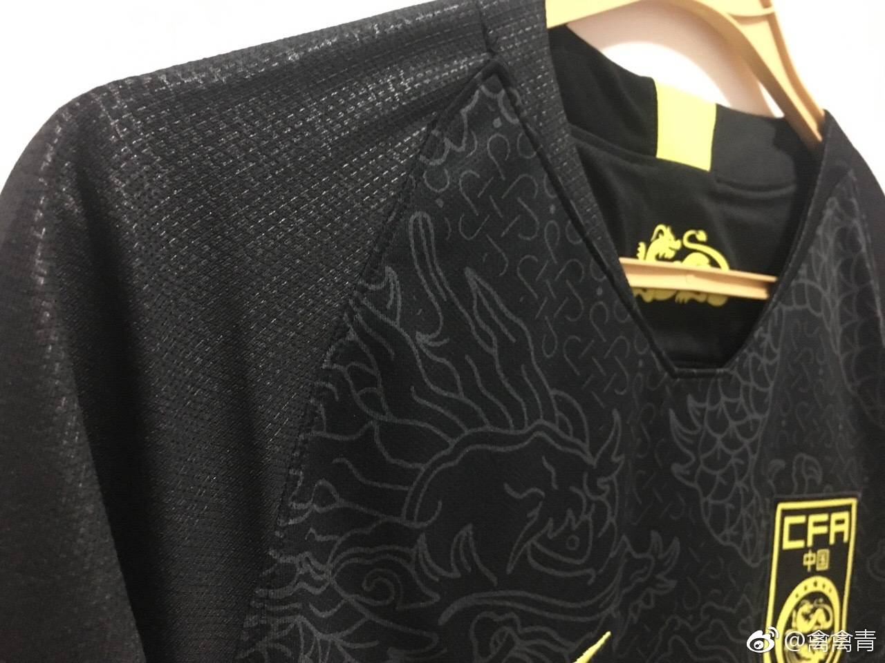 稳了国足客场球衣确实为黑色龙纹