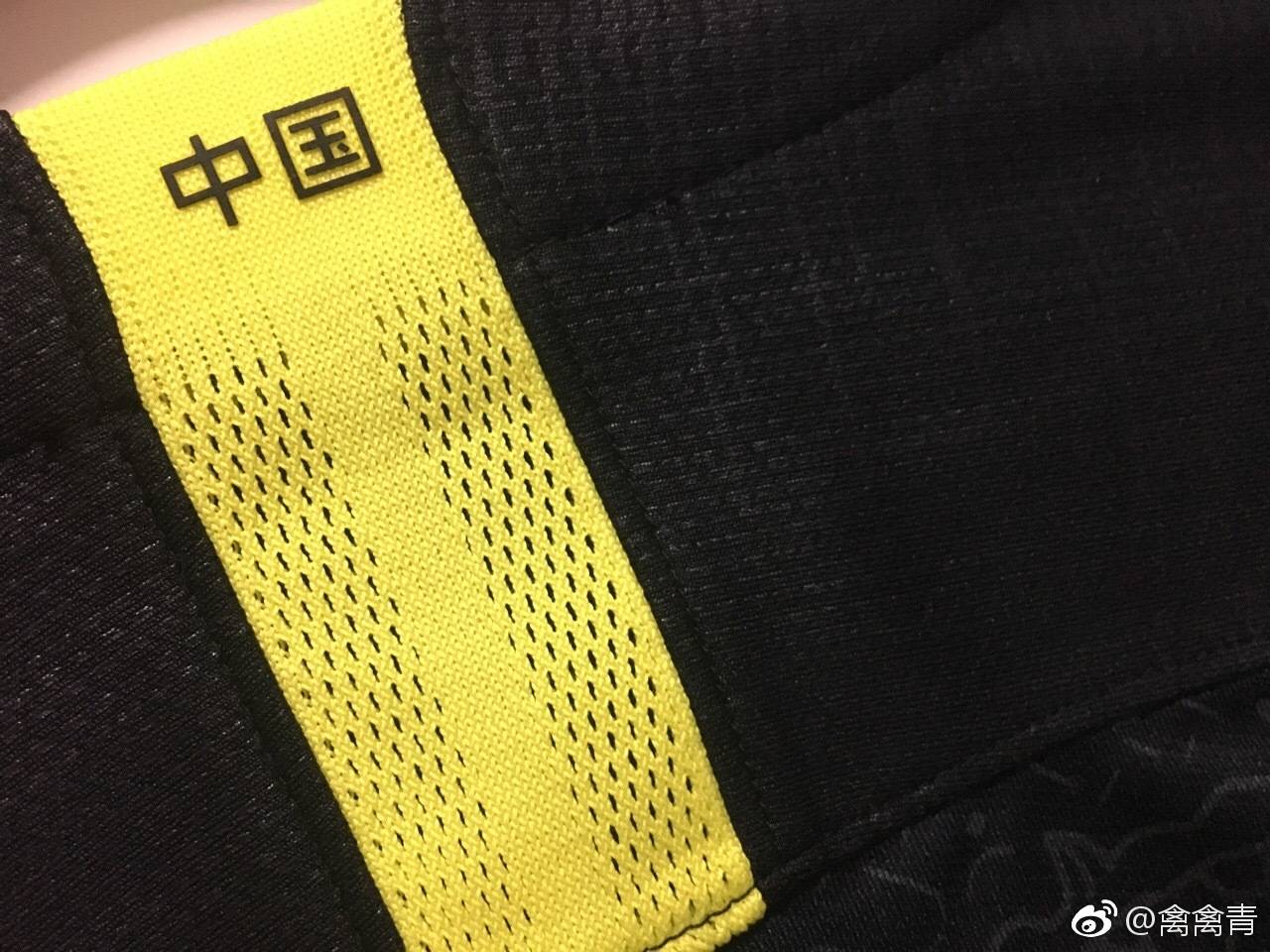 稳了国足客场球衣确实为黑色龙纹