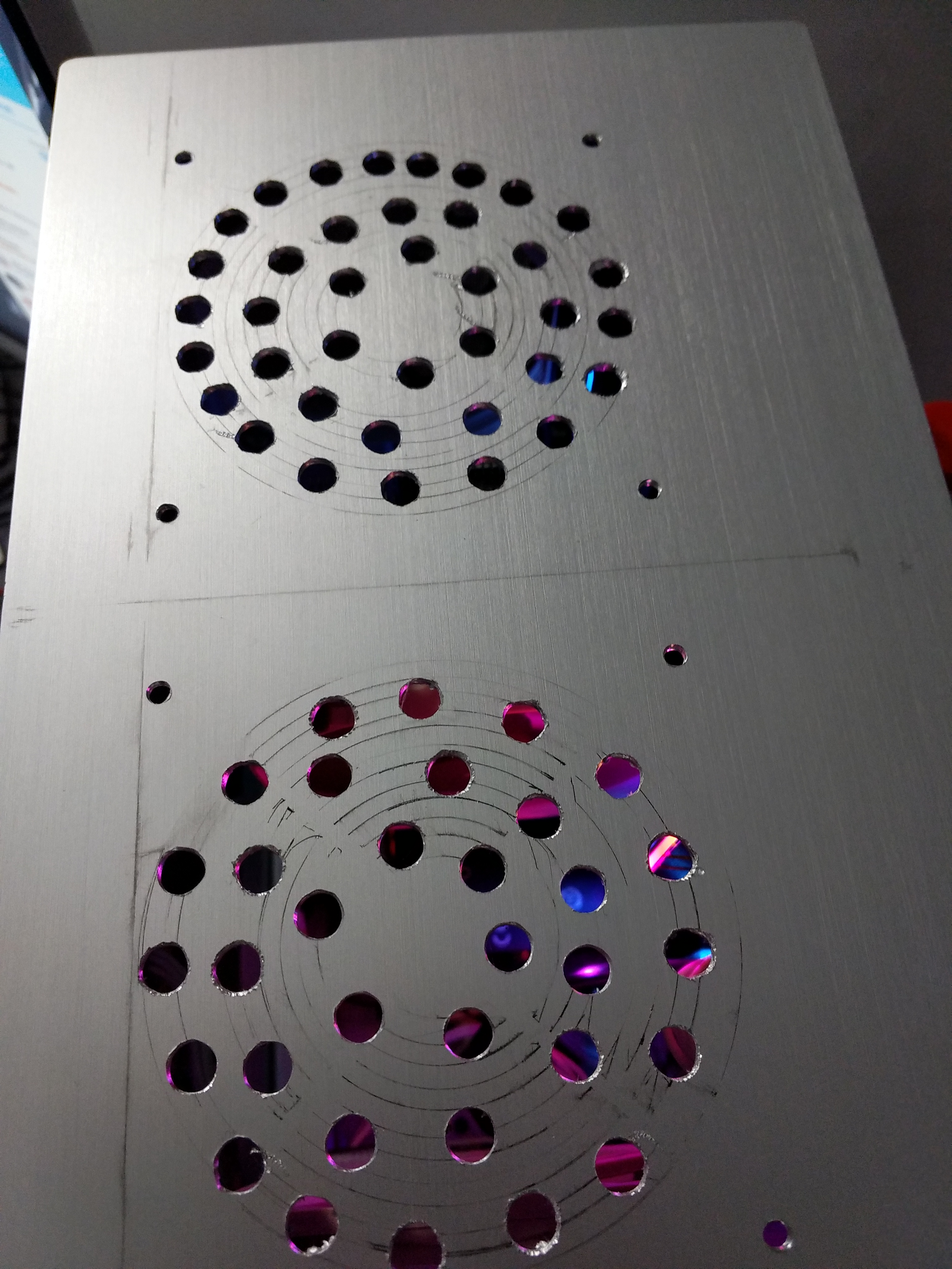 不知道算不算作业在老爹的帮助下乔思伯u4机箱顶部开散热孔