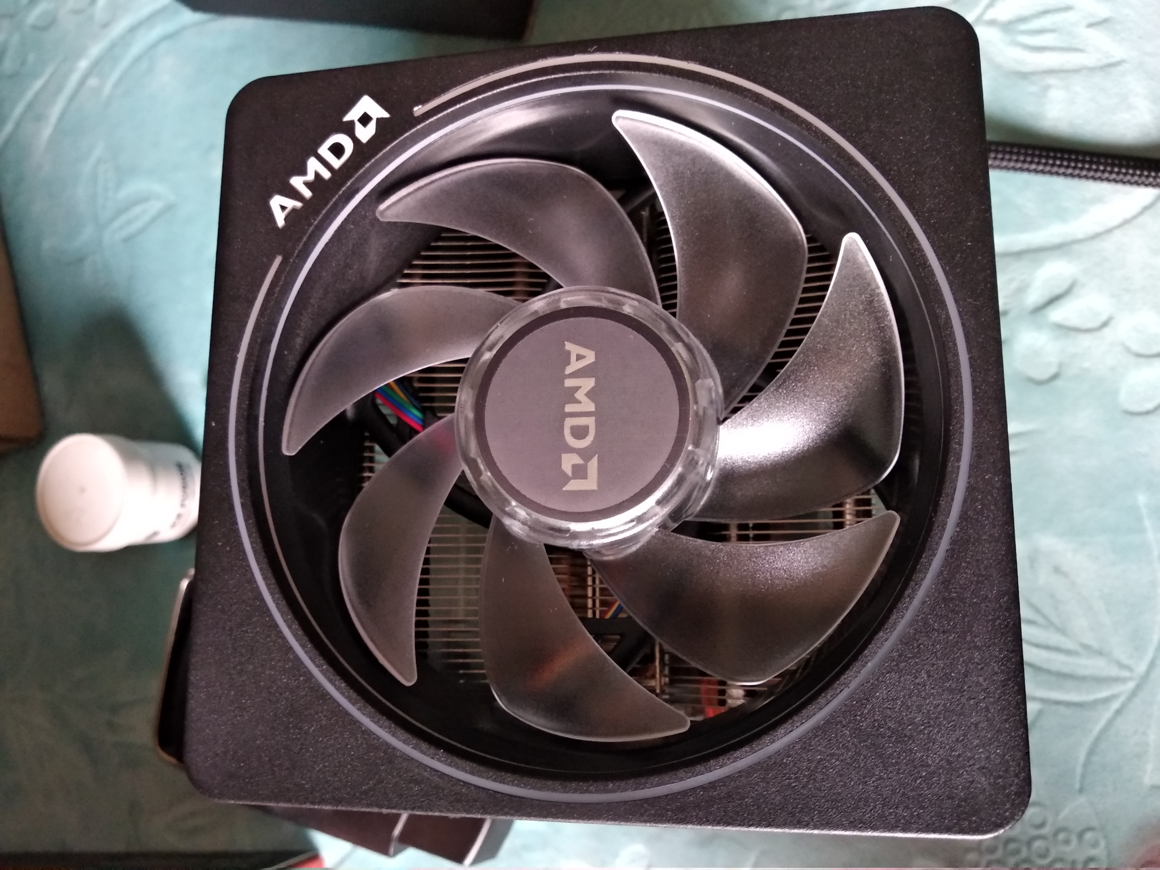 电脑硬件amd2700x的信仰原装散热器带rgb灯