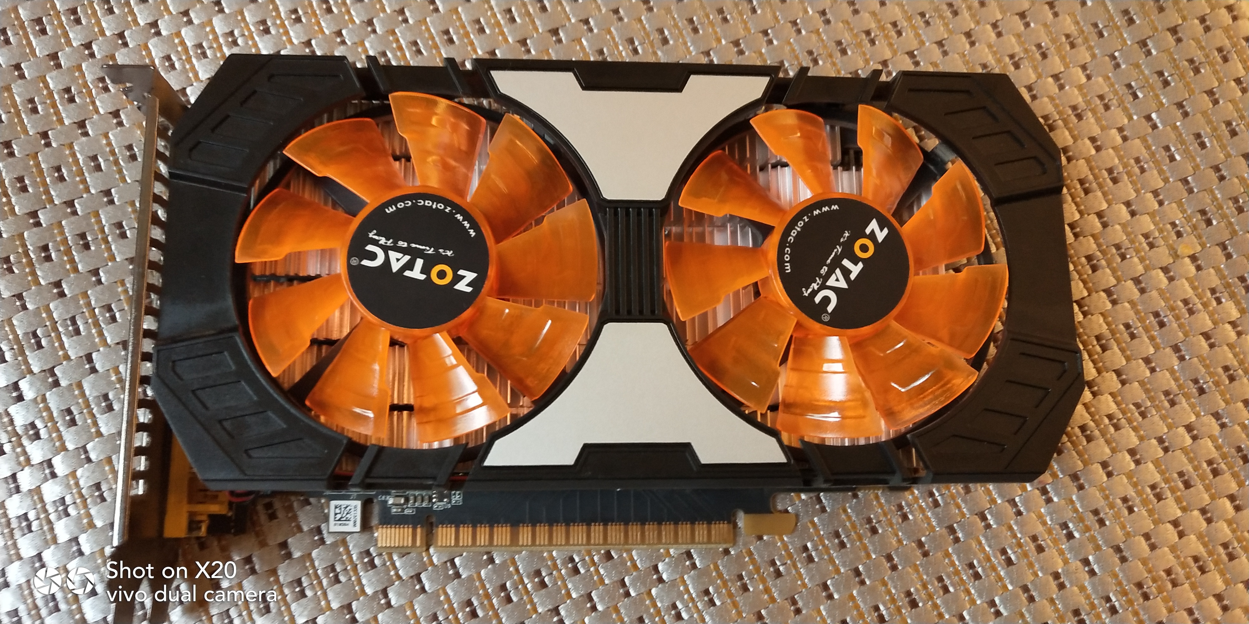 电脑硬件索泰750ti2gd5雷霆版