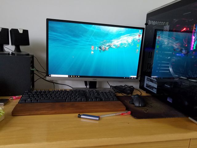 家里请木匠师傅做的电脑桌,55cm宽,刚试了下,就现在键盘的摆放位置