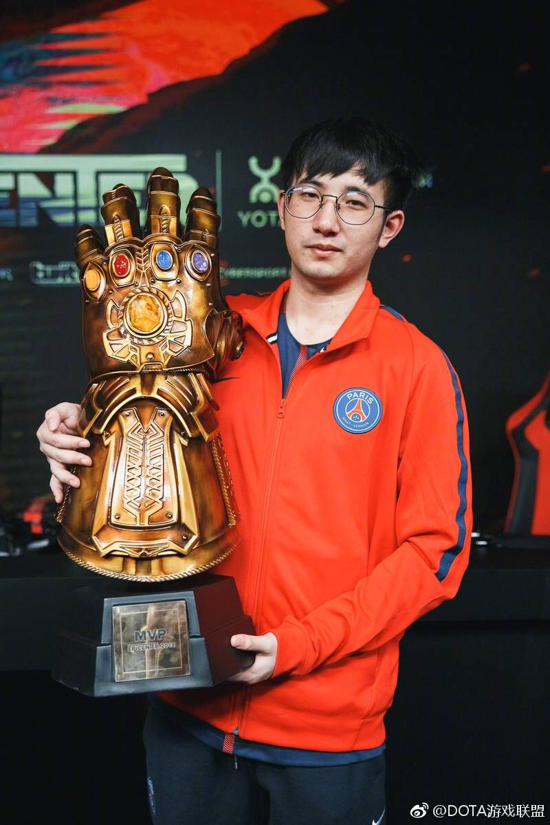 fy的mvp奖杯是无限手套啊