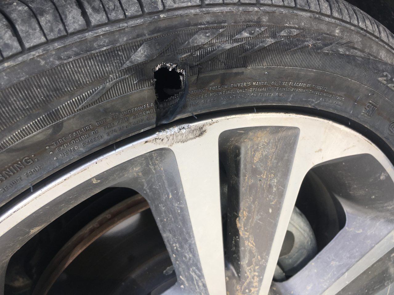 [问题求解] 刚买回来一个多月的领动纪念版,才800多公里就怼破一条胎.