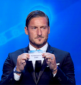 刚刚有人看到奶爸听到选fnc的时候是什么表情么.