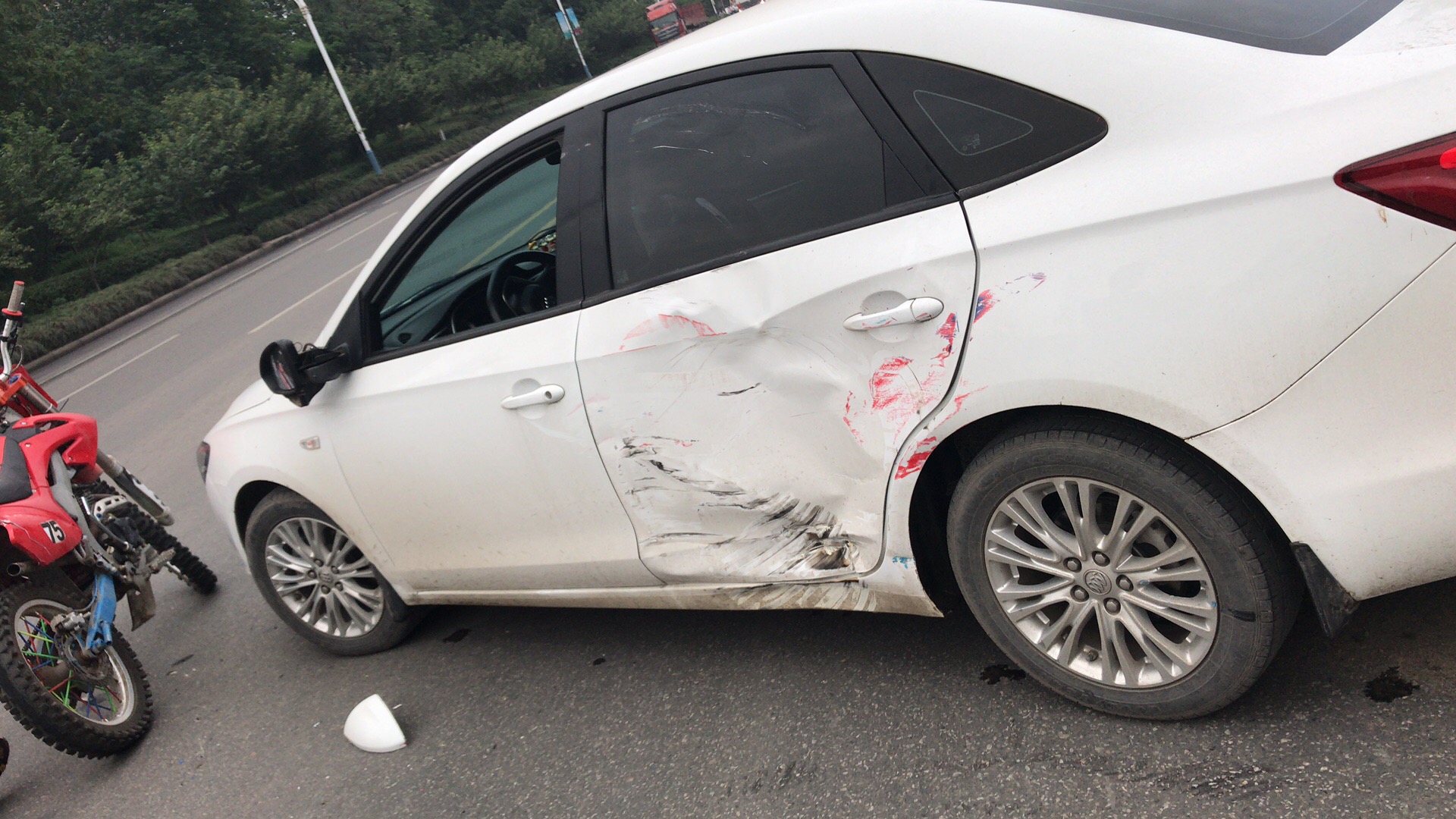 已判帖子更新我们车友群里一哥们出了事故无牌无证摩托车撞到车门上