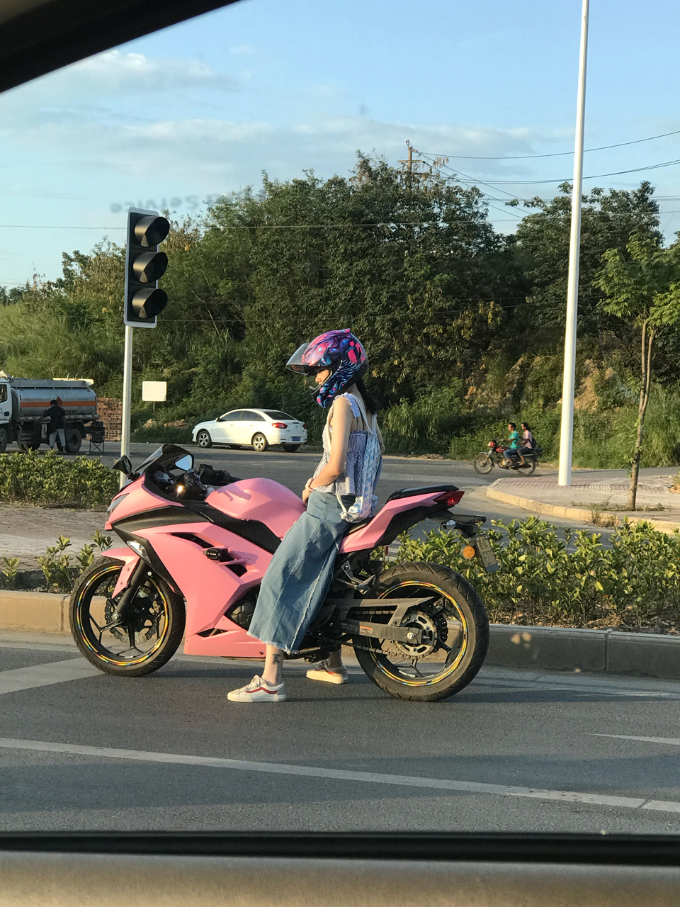 娇小的妹子骑机车有种反差萌啊
