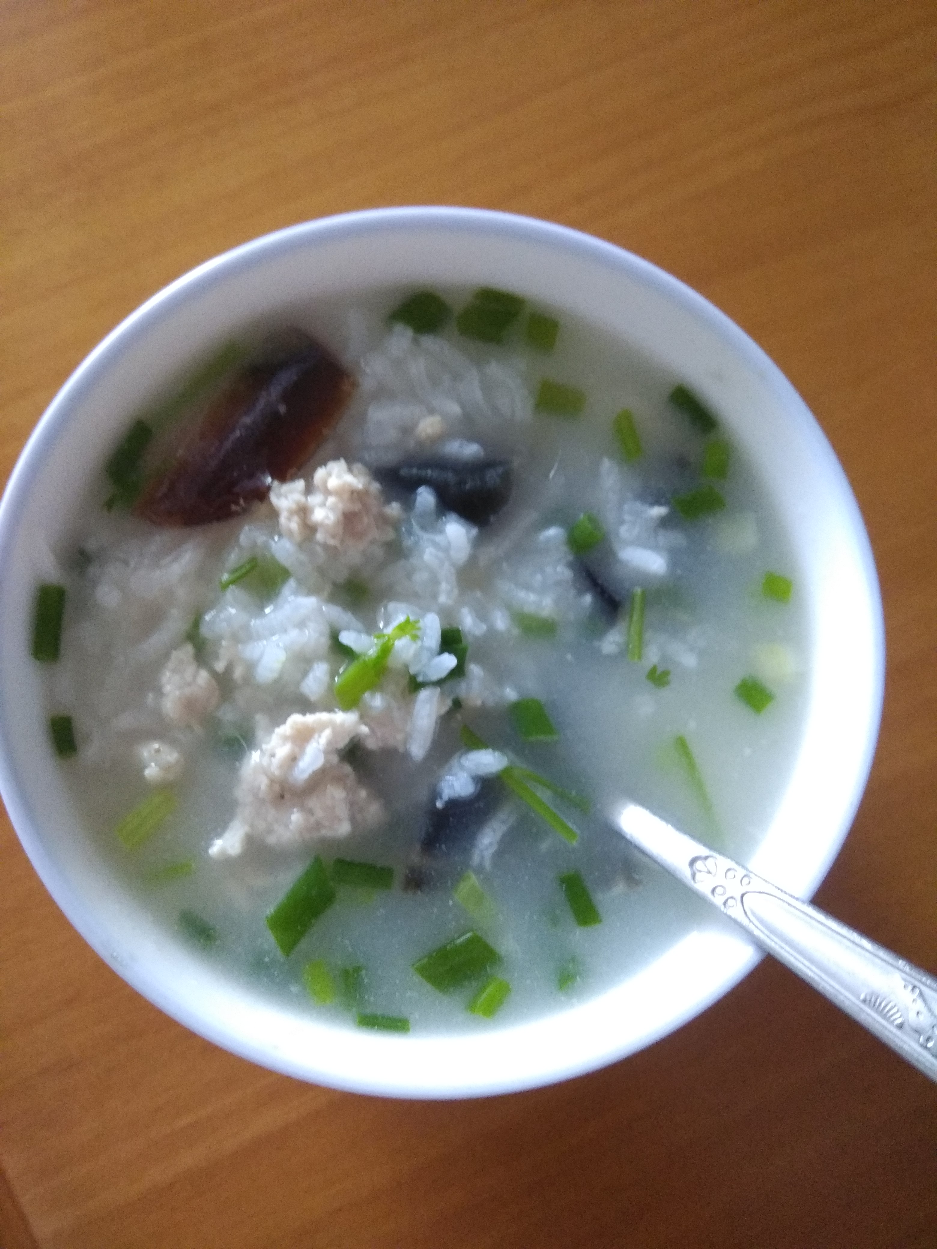 水自己做了一锅皮蛋瘦肉粥