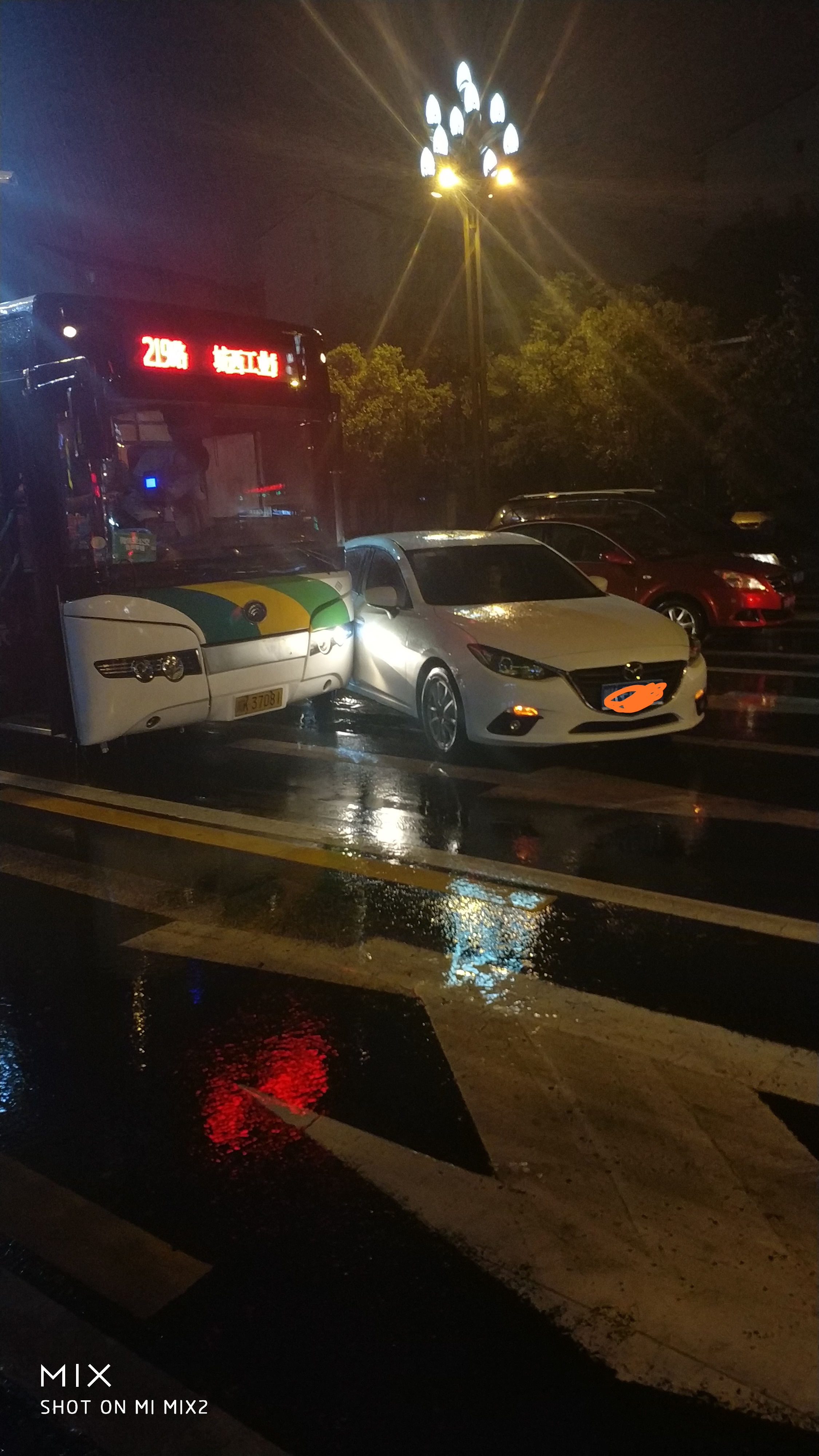 晚上被个妹子追尾了然后