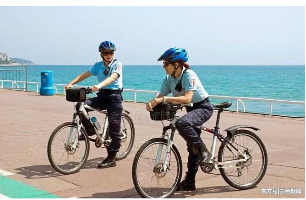 黎巴嫩小城女警穿热辣短裤街头执勤,市长称此举是为吸引游客