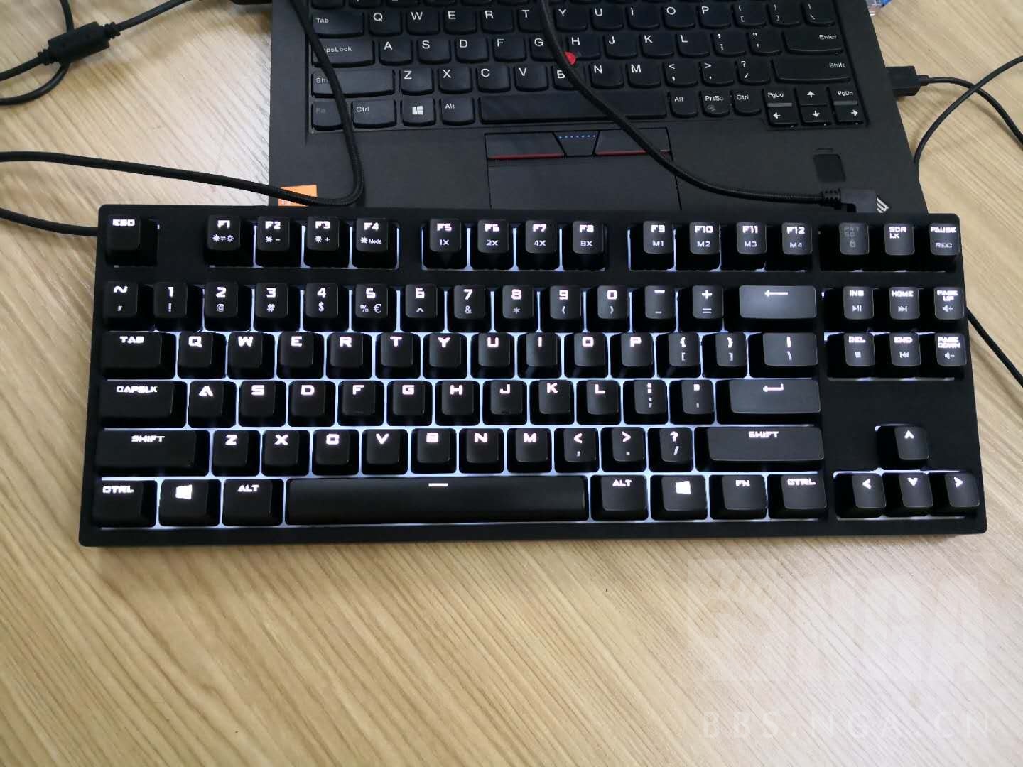 已出酷冷极光87背光机械键盘樱桃红轴