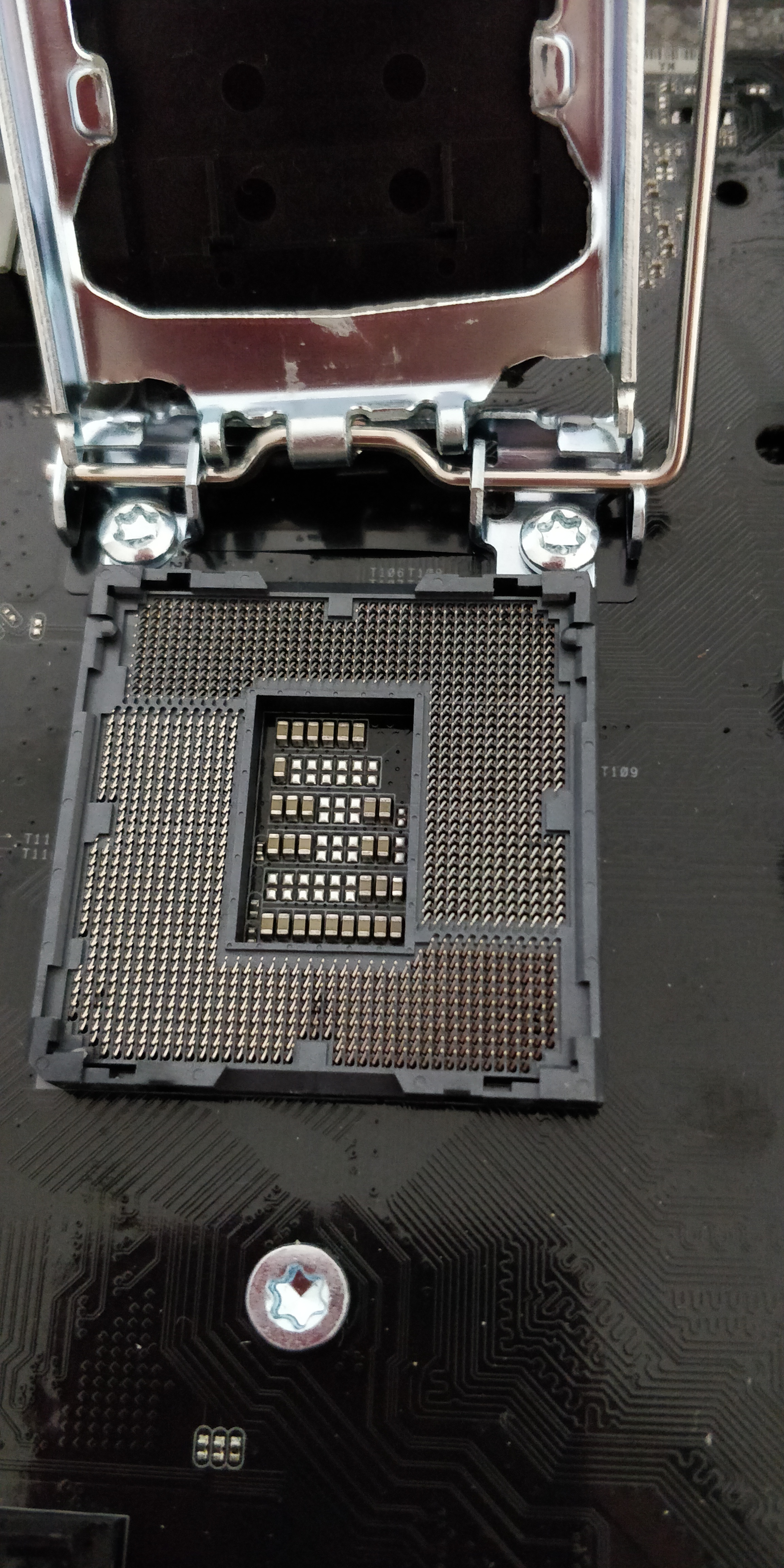 我朋友的这个z370pro4cpu针脚是不是动过感觉有几处是歪的