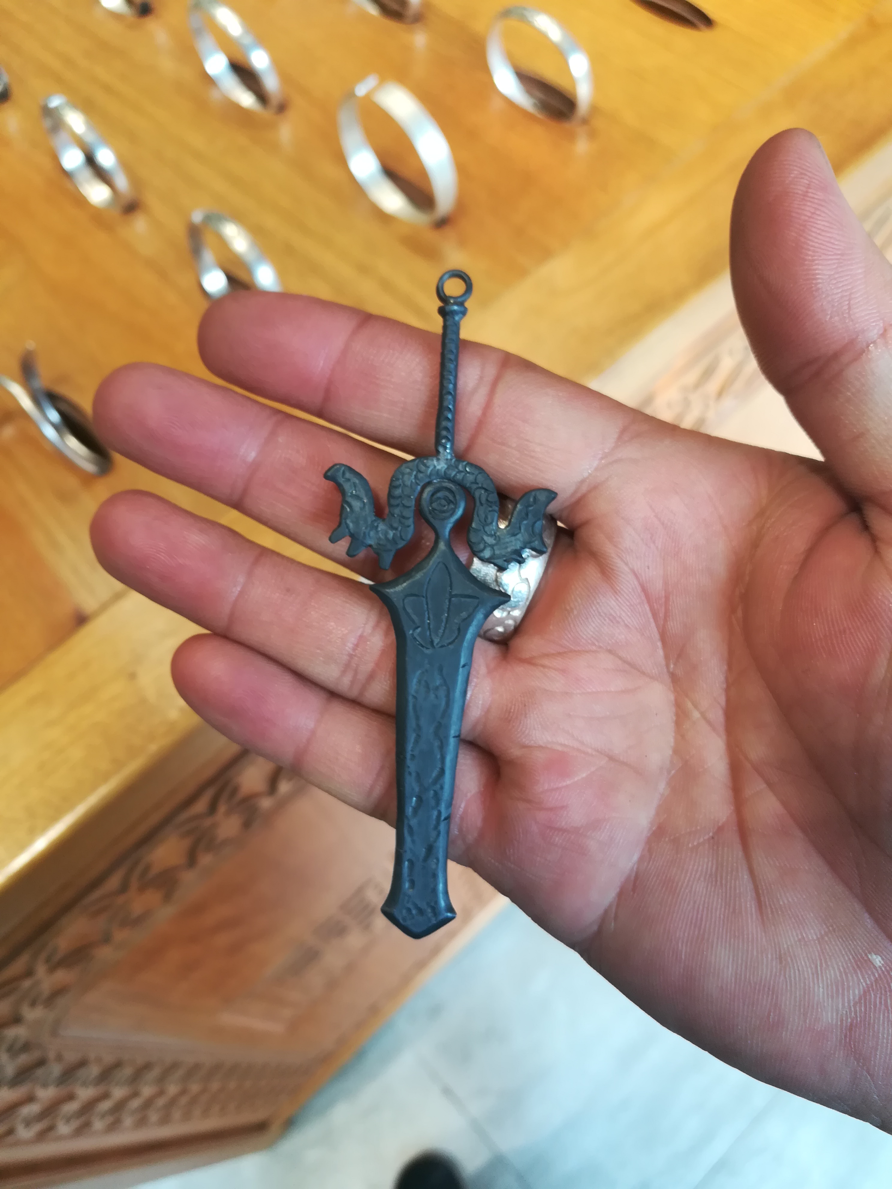 剑柄上写着大写字母al