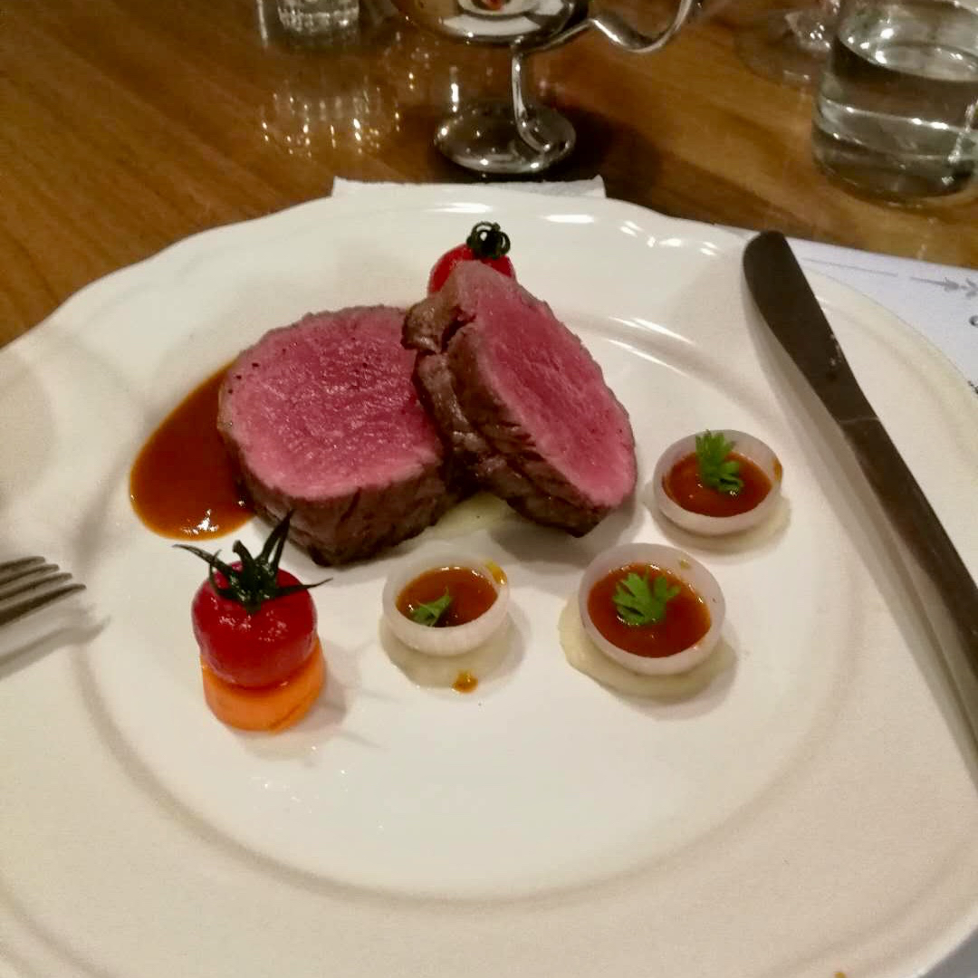 beeffilletmignon牛菲力配红酒汁奶油土豆泥珍珠洋葱和糖渍樱桃番茄