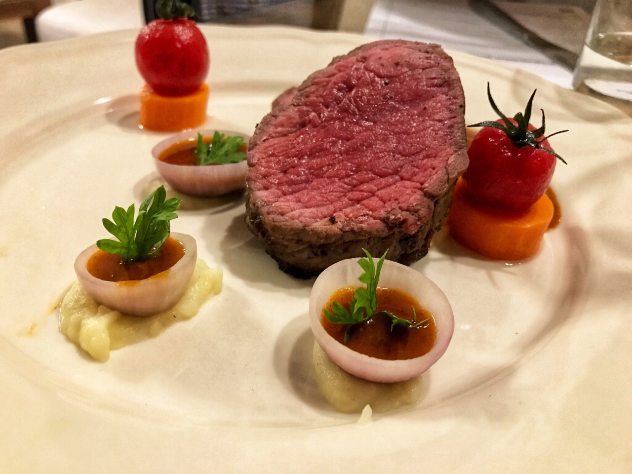 beeffilletmignon牛菲力配红酒汁奶油土豆泥珍珠洋葱和糖渍樱桃番茄