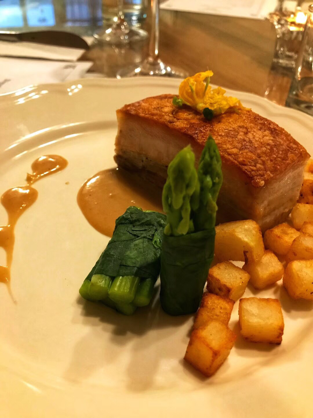 beeffilletmignon牛菲力配红酒汁奶油土豆泥珍珠洋葱和糖渍樱桃番茄