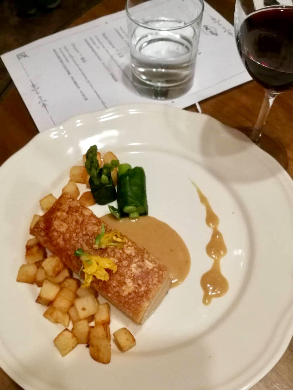 beeffilletmignon牛菲力配红酒汁奶油土豆泥珍珠洋葱和糖渍樱桃番茄