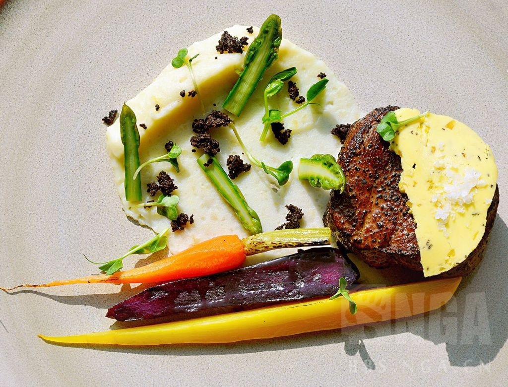 beef fillet mignon 牛菲力配红酒汁,奶油土豆泥,珍珠洋葱和糖渍樱桃